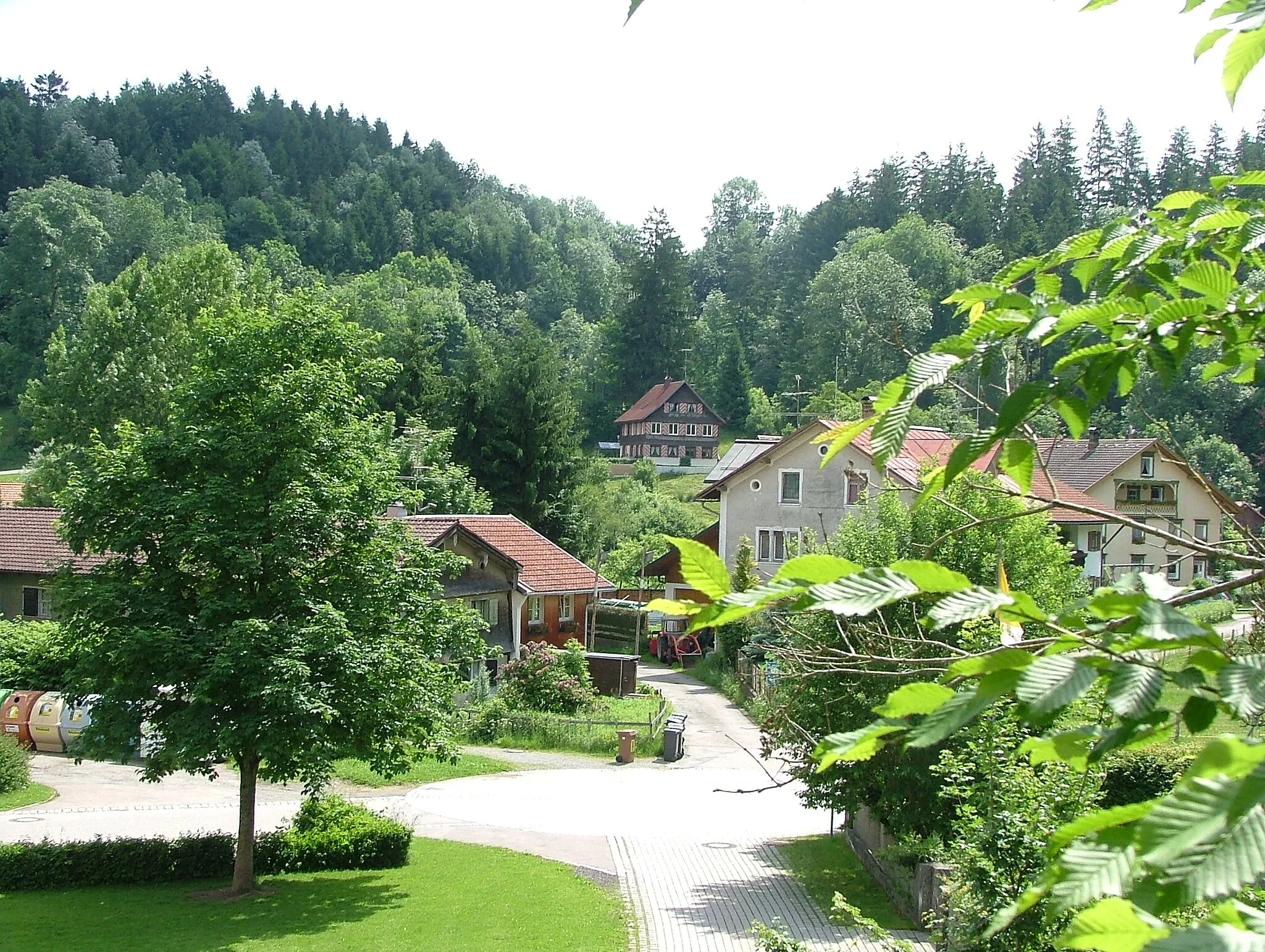 Photo showing: Röthenbach im Allgäu. Blick von der Pfarrkirche aus nach Osten. In Bildmitte links ehemaliges Bauernhaus Mehrerauweg 1a, 1b, 1c (Denkmalliste Artikelnr. D-7-76-124-6).