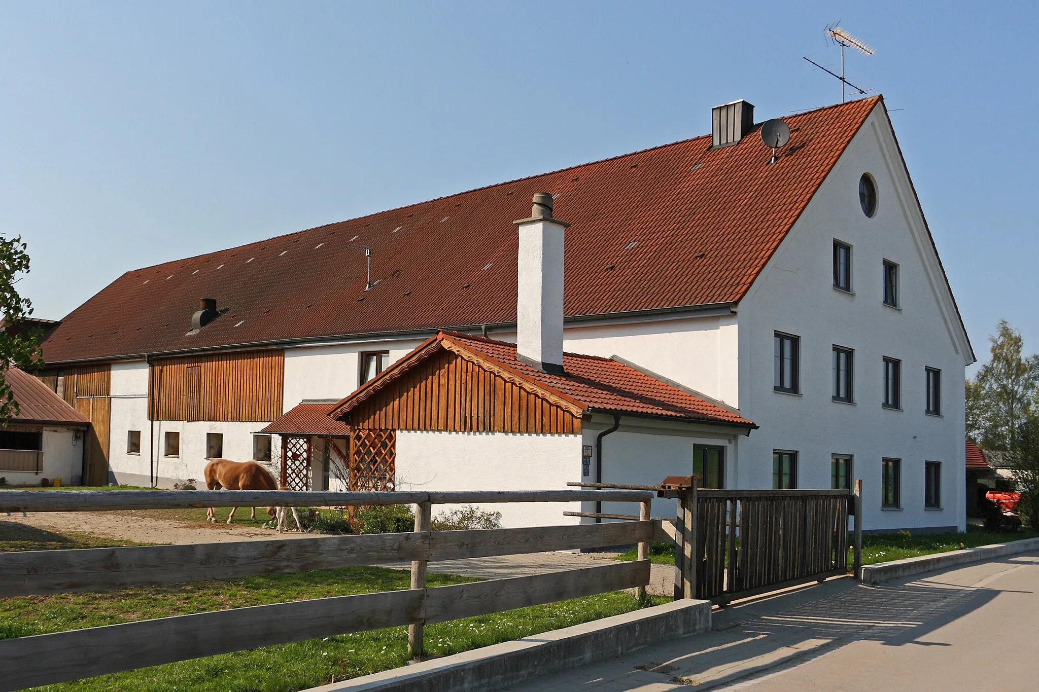 Photo showing: Roppeltshausen, Bgm.-Rampp-Straße 5; Bauernhaus aus 2. Hälfte des 19. Jh.