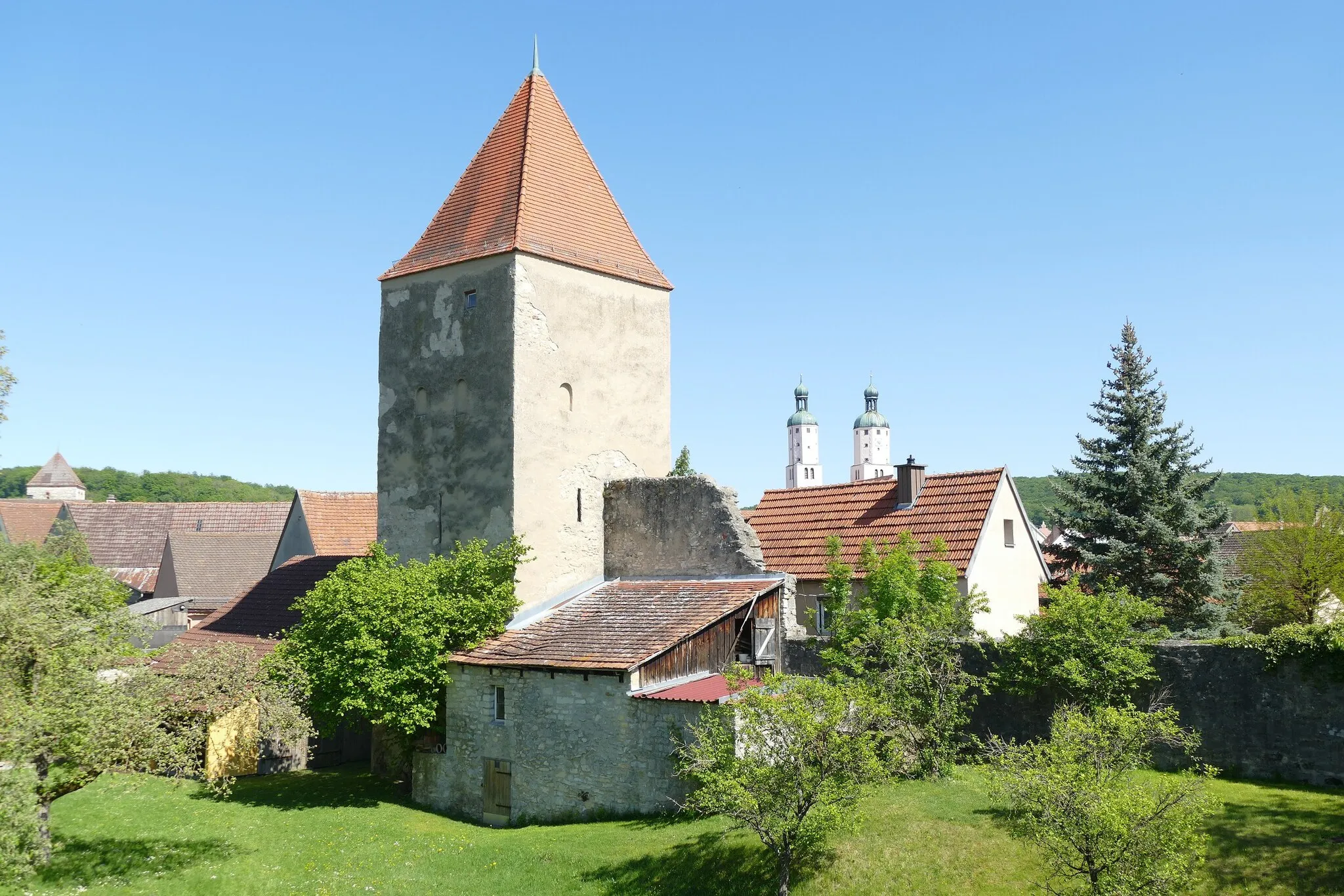 Photo showing: Bartonturm mit einem Rest der ursprünglichen Stadtmauer