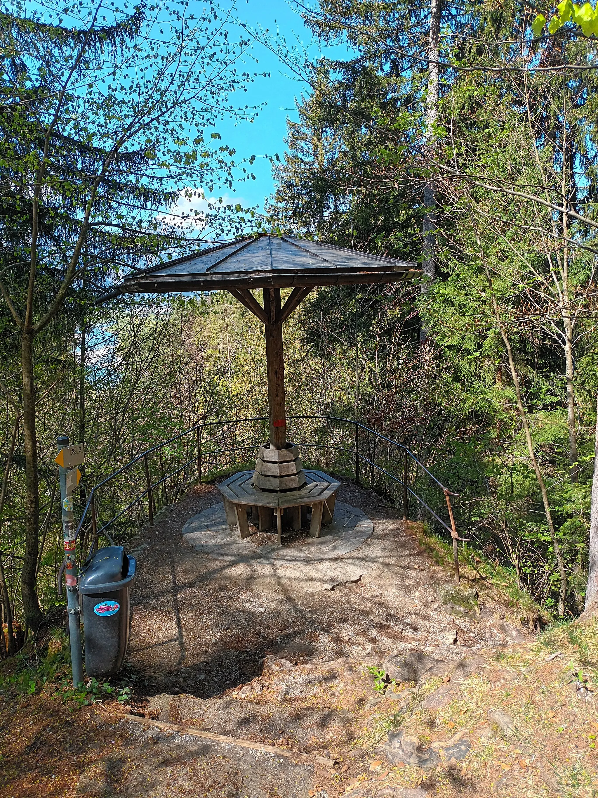 Photo showing: Die „Kanzel“ ist ein Aussichtspunkt mit Pavillon am Weg vom Lechfall zum Königssträßchen und Alpenrosenweg in Füssen