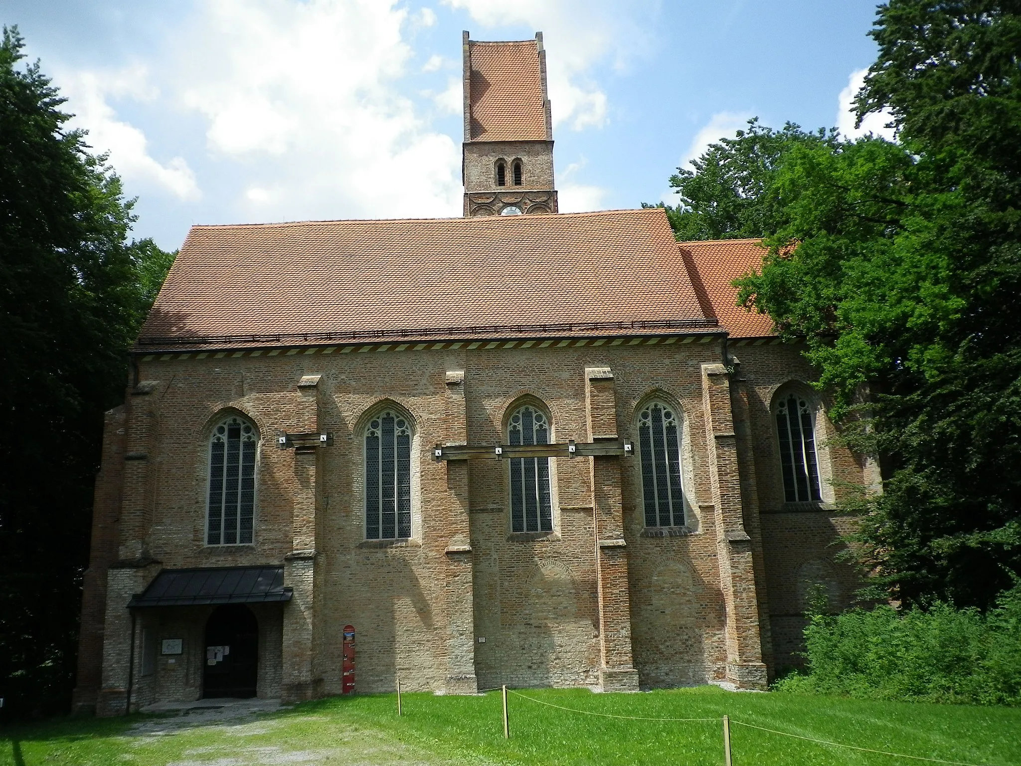 Photo showing: Kirche Beatae Mariae Virginis