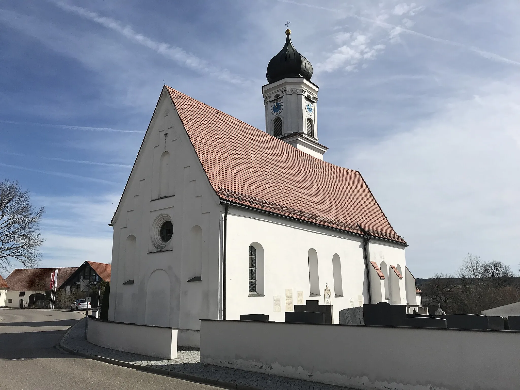 Photo showing: Saalbau mit Zwiebelturm, Westfassade mit Lisenengliederung, Langhaus 12. Jahrhundert, Chor und Turmunterbau 15. Jahrhundert, Umgestaltung um 1710/20, Erweiterung 1863/64. Bayerische Denkmalliste Nr. D-7-71-113-75