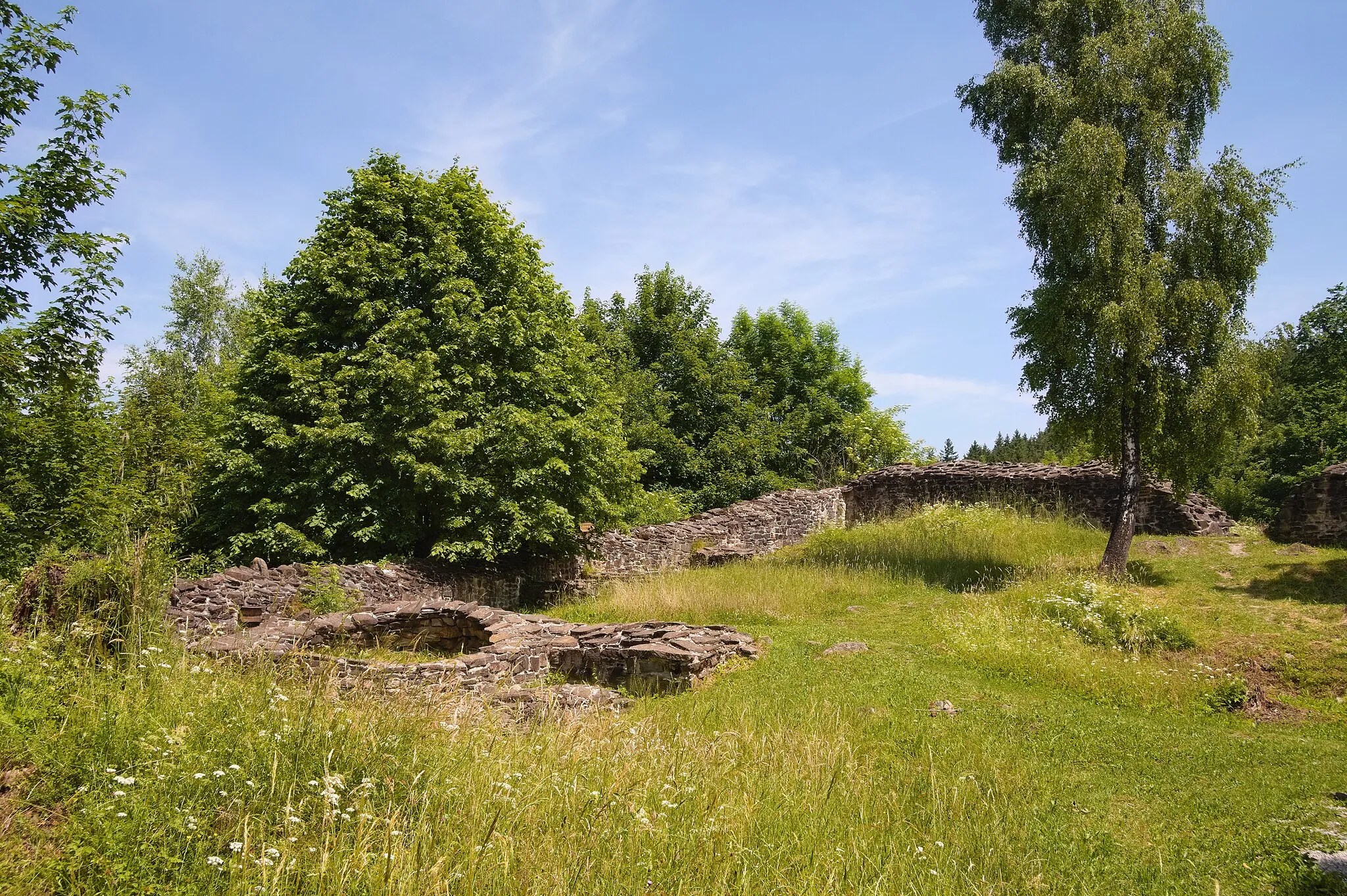 Photo showing: Hopfen castle at Hopfen am See, Germany. View over the courtyard in northern direction. On the left the remains of a building with bakehouse.