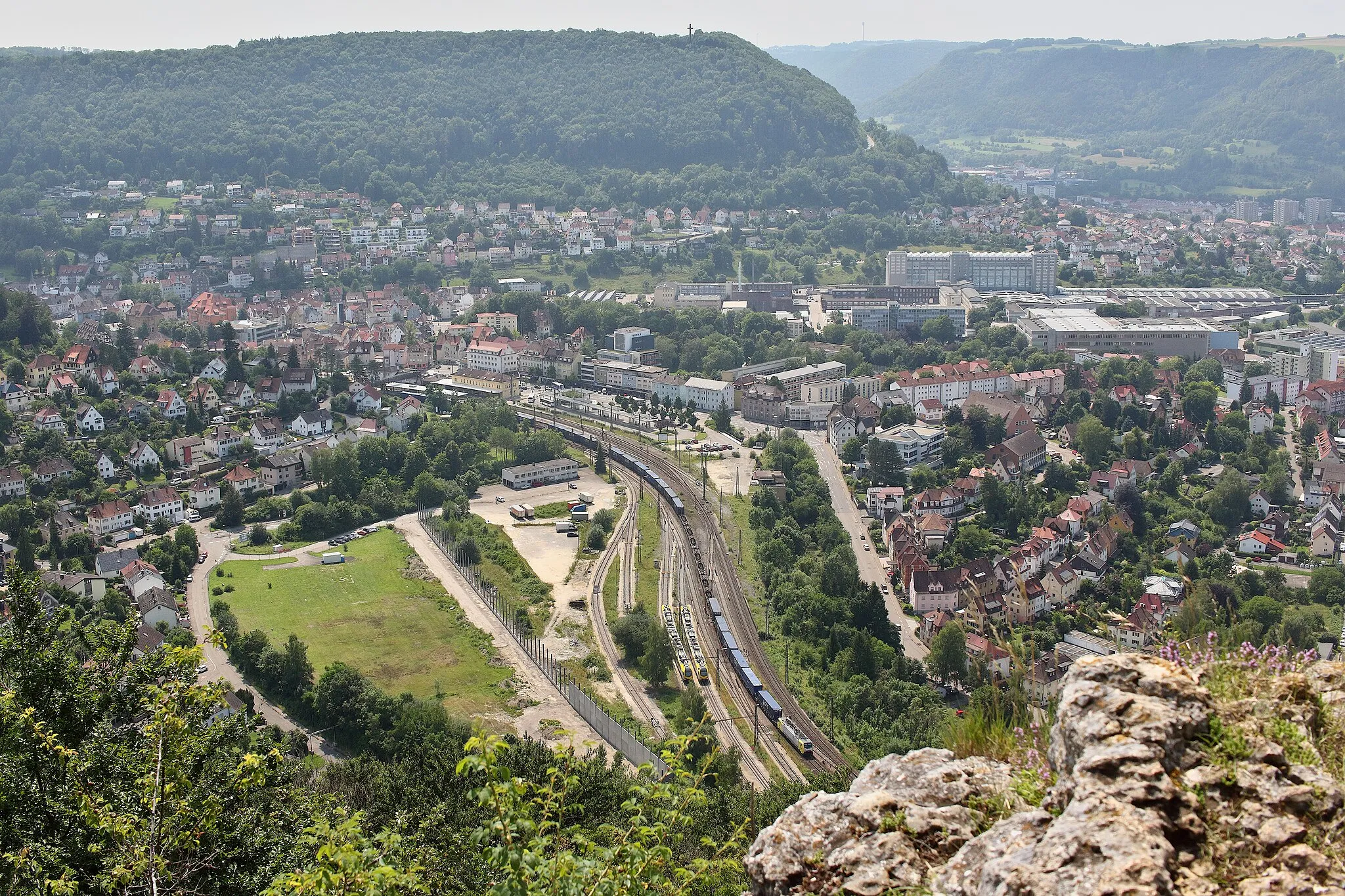 Photo showing: Blick vom Bismarckfelsen mit einem fahrenen Güterzug.