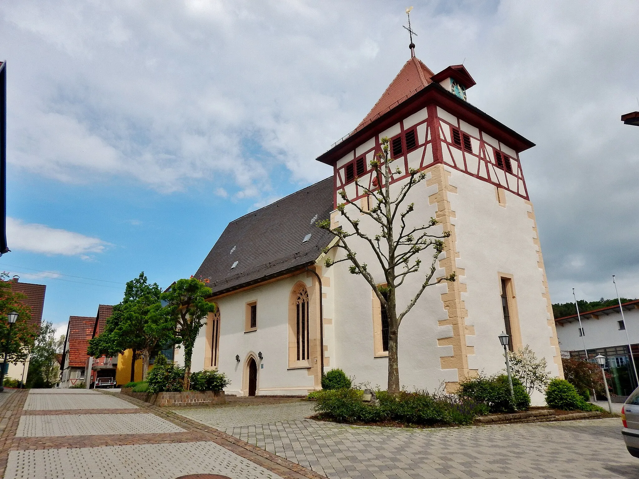 Photo showing: Ostelsheimer Kirche von 1488: Die Platane wurde 1988 anläßlich des 500-jährigen Bestehens gepflanzt.