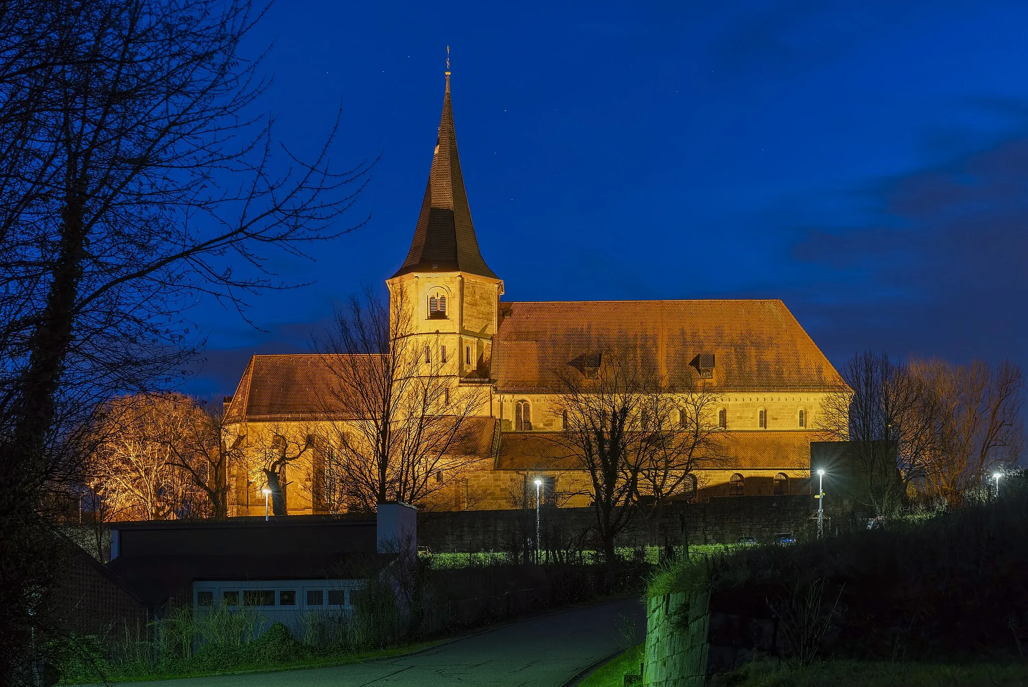 Photo showing: Weinsberg (Landkreis Heilbronn): Ansicht der Johanneskirche (Weinsberg) von Nord-Nordosten am Ende der blauen Stunde mit Beleuchtung.