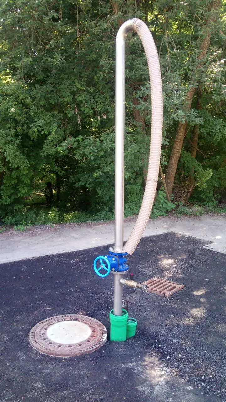 Photo showing: Unterflur-Hydrant mit langem Rohr und Schlauch als provisorischer Wasserkran zum Befüllen von Tankfahrzeugen