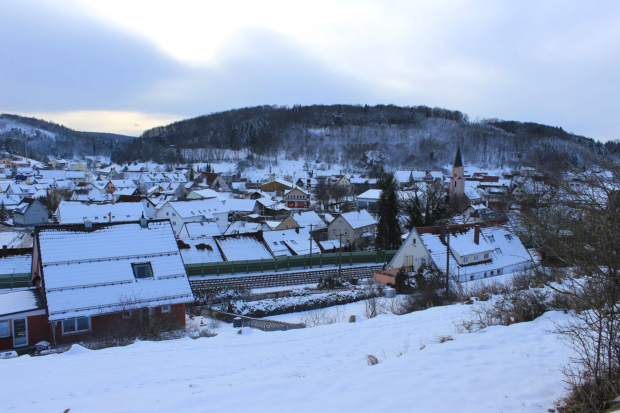 Photo showing: Dieses Foto wurde im Winter 2015 geschossen, als Urspring von einer zarten Schneedecke überdeckt war.