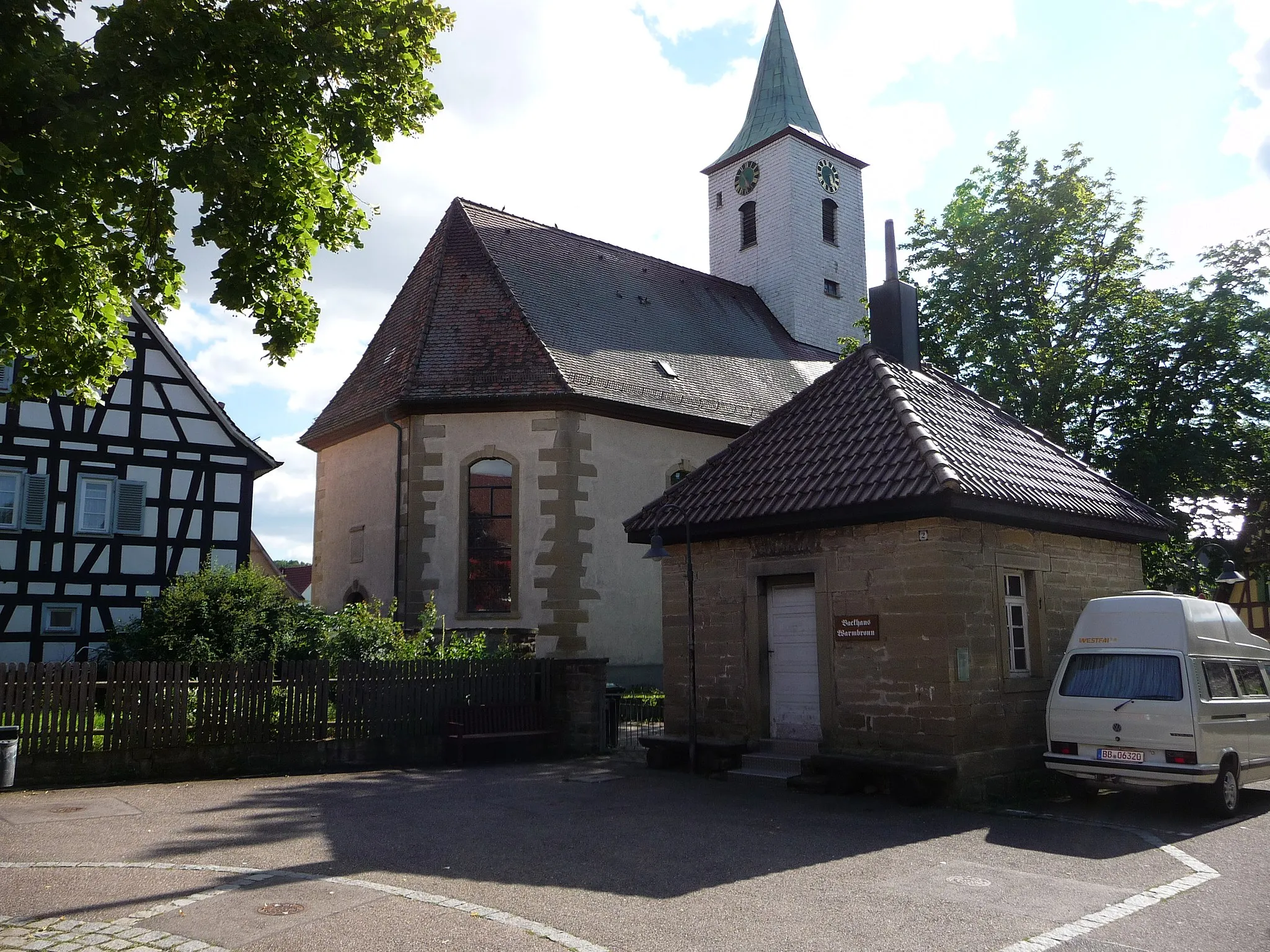 Photo showing: Backhaus und ev. Kirche