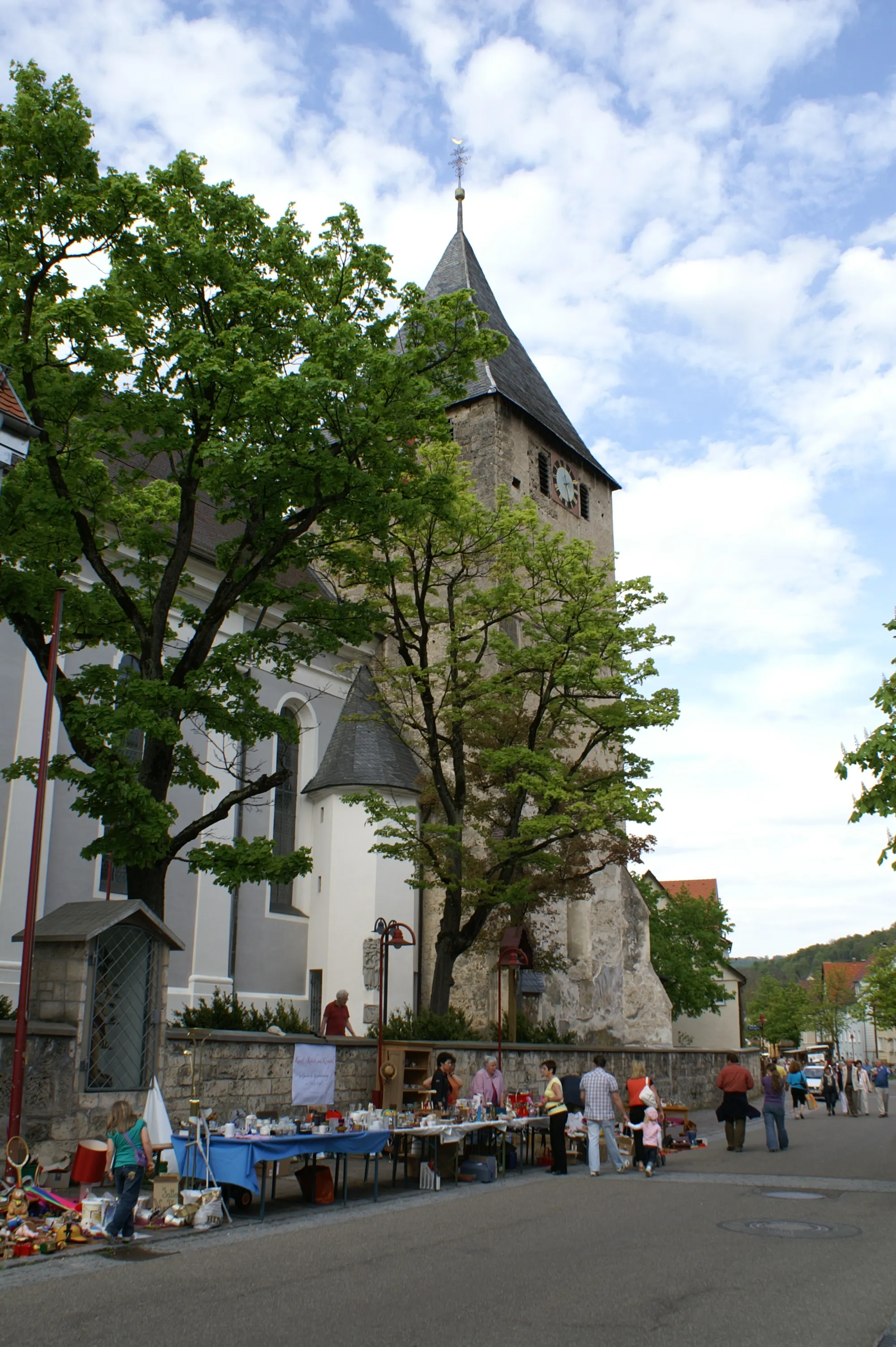 Photo showing: Flohmarkt zu Gunsten der Kirchenrenovierung von Heilig Kreuz beim verkaufsoffenen Sonntag im April 2009