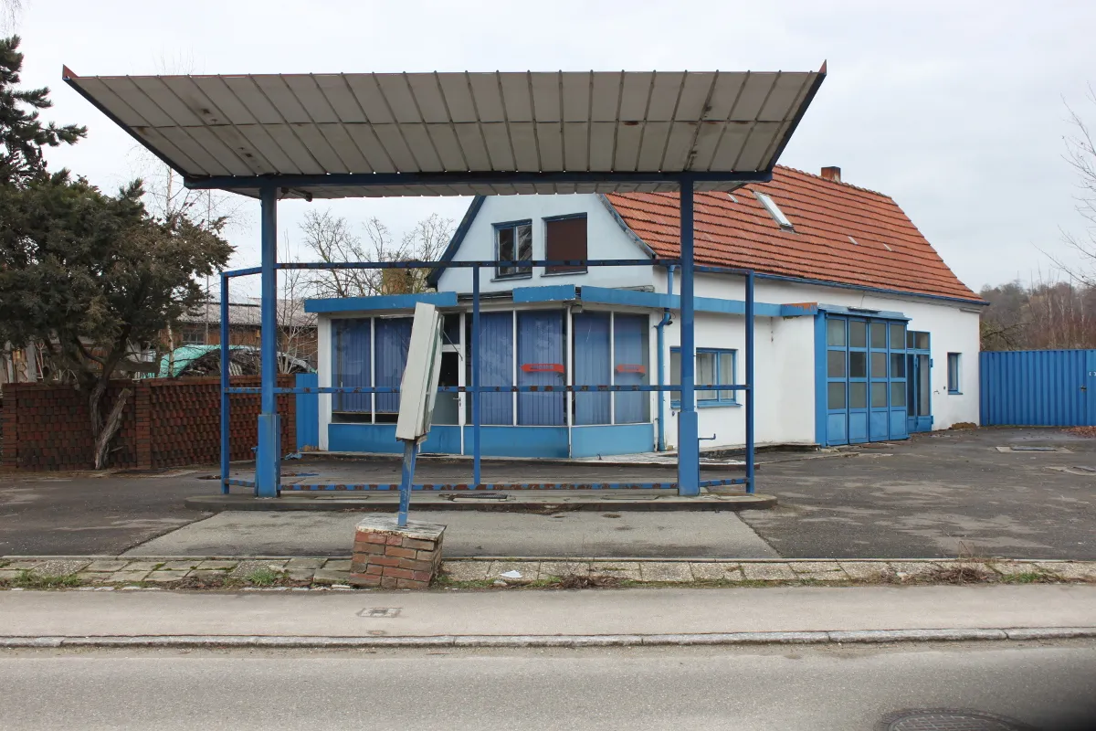Photo showing: Georg Elser's house of birth in Hermaringen was at the place of the gas station. It's not the house in the background.