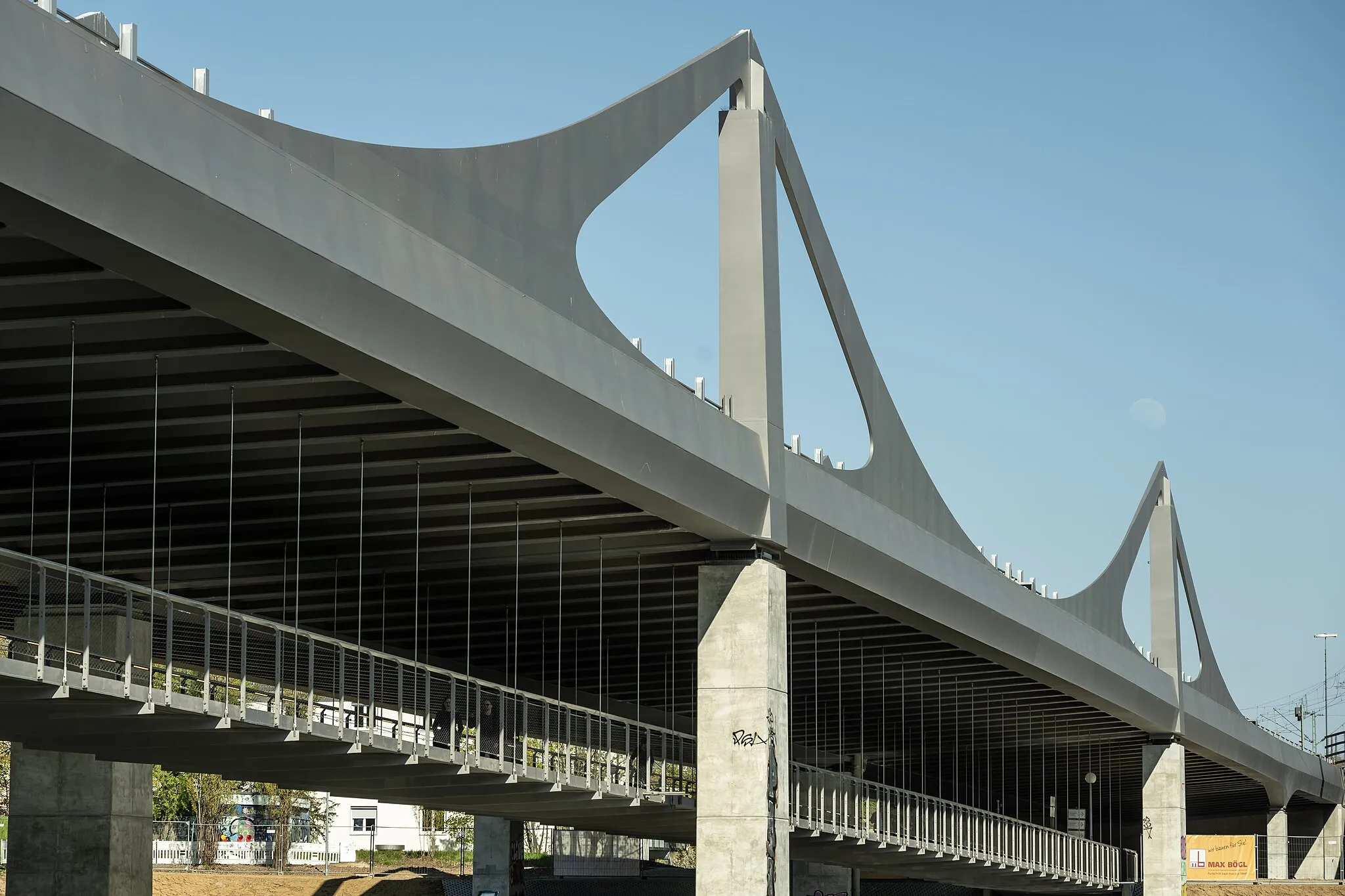 Photo showing: Neue Neckarbrücke, Stuttgart. Bauzustand April 2021 mit untergehängtem Fußgänger- und Radsteg