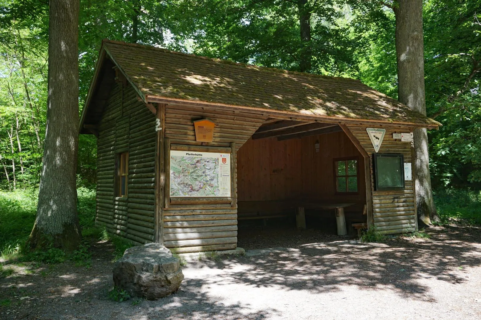 Photo showing: Die Pfeiferhütte wurde 1583 erstmals erwähnt und geht auf den Forstmeister Caspar Pfeifer zurück, der die Hütte zum Schutz der Jagdgäste und Waldarbeiter errichten ließ. Die heutige Hütte stammt aus dem Jahr 1953.
In der Nähe befindet sich ein Picknick- und Grillplatz.