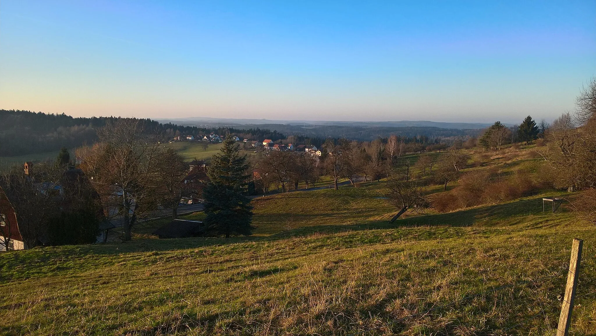 Photo showing: Blick über Rotenhar in Richtung Löwenstein