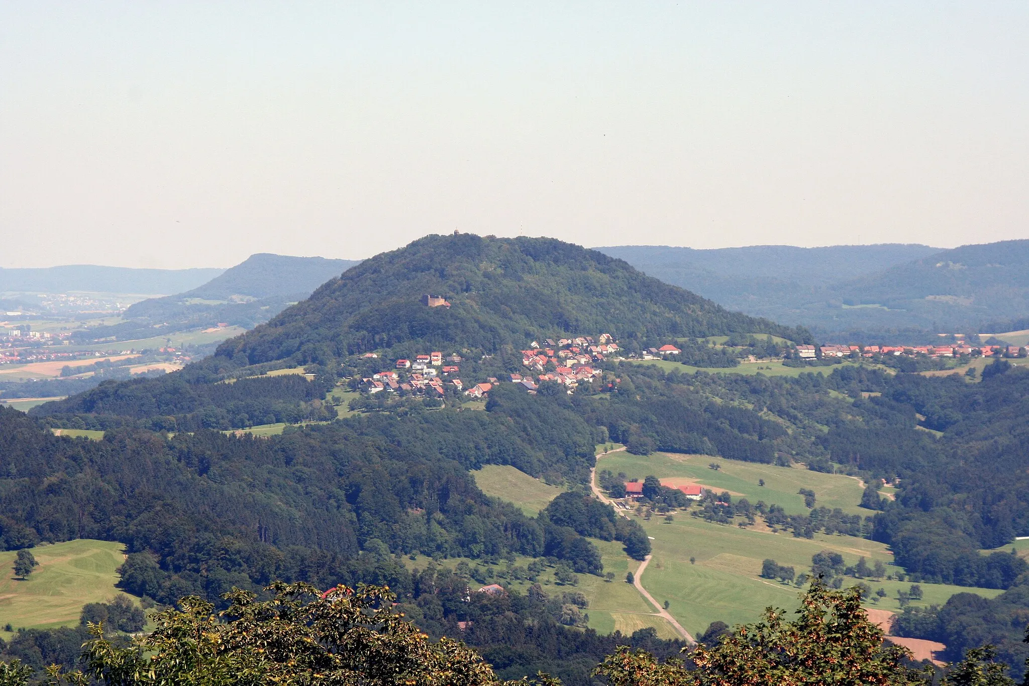 Photo showing: The Rechberg mountain as seen from the Hohenstaufen mountain