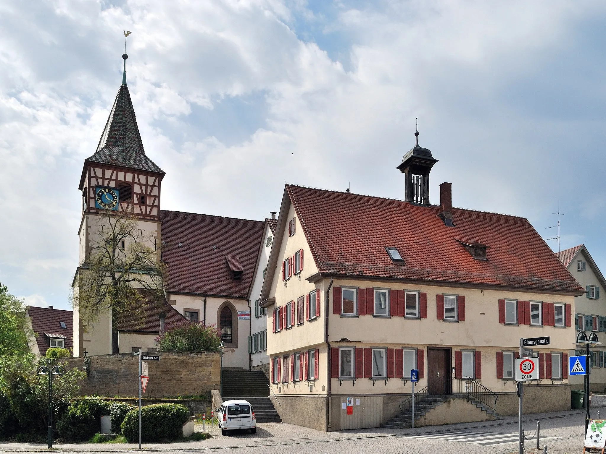 Photo showing: The protestant Oswald-Church in Stuttgart-Weilimdorf, a district of Stuttgart in the German Federal State Baden-Württemberg. On the right side is the Old City Hall of Weilimdorf.