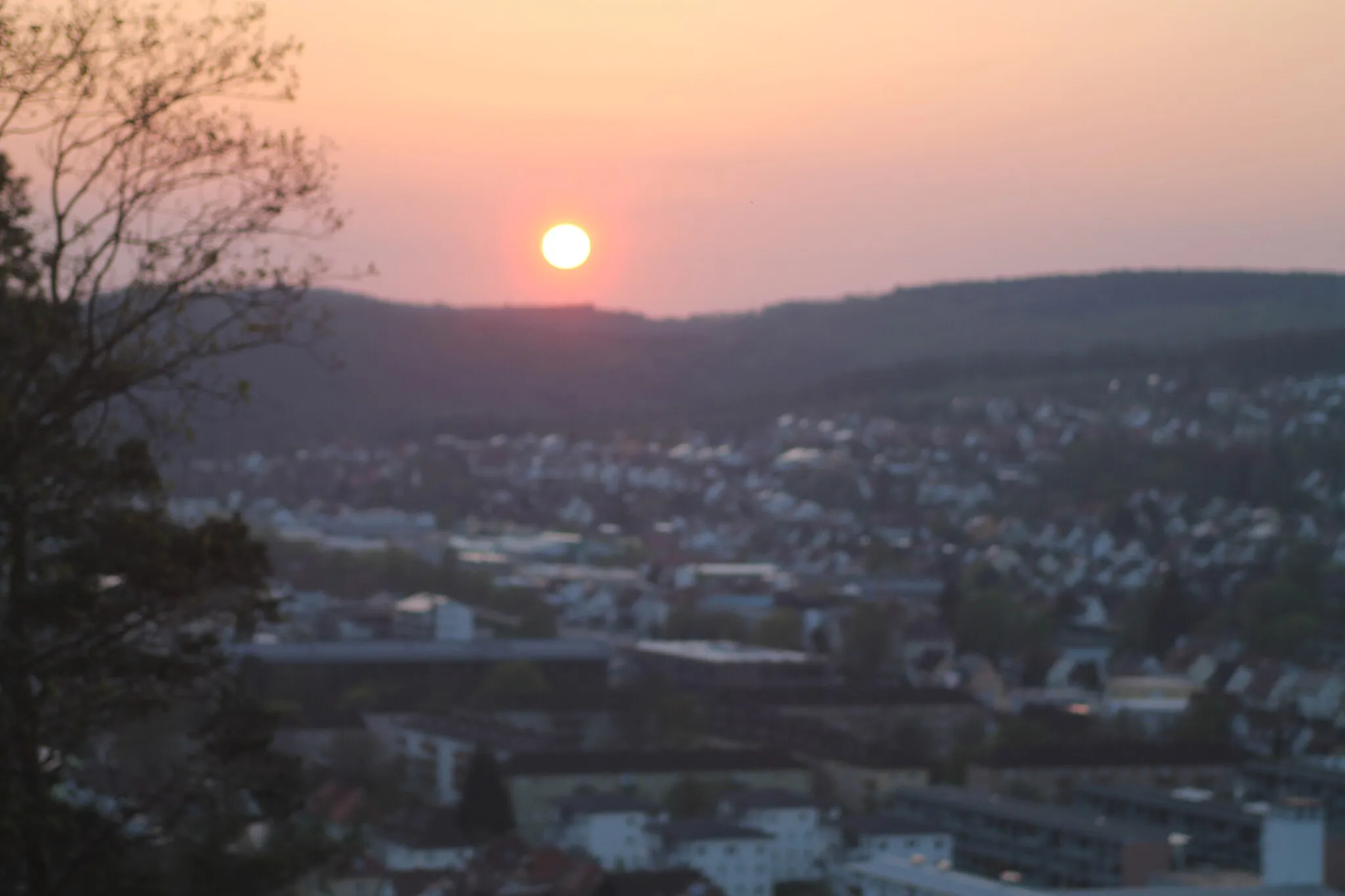 Photo showing: Sonnenuntergang, fotografiert von Schloss Hellenstein
Camera location 48° 40′ 31.29″ N, 10° 08′ 54.11″ E View this and other nearby images on: OpenStreetMap 48.675359;   10.148363