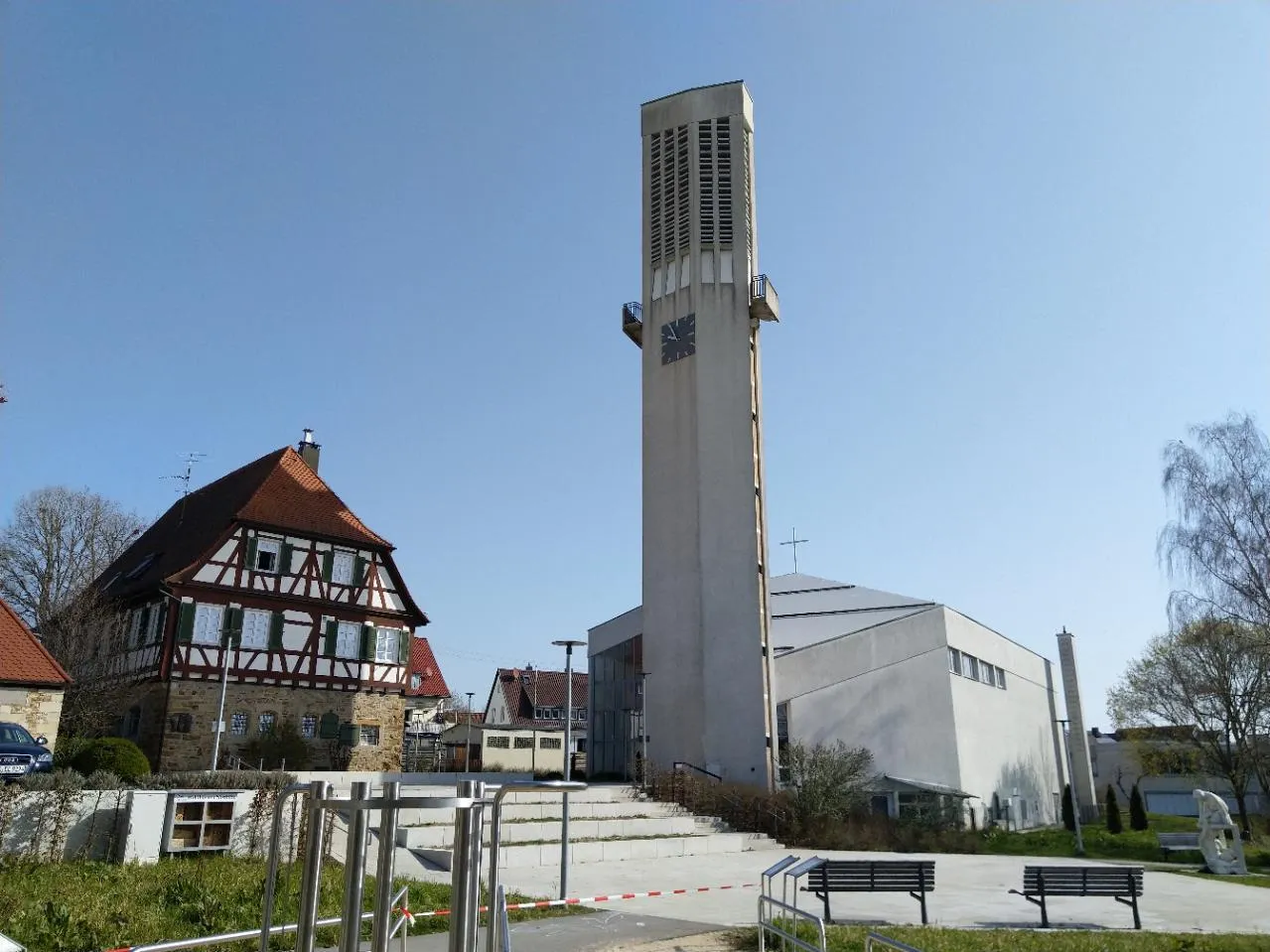 Photo showing: Stehen einträchtig nebeneinander: das alte Pfarrhaus und die moderne Pfarrkirche in Ruit