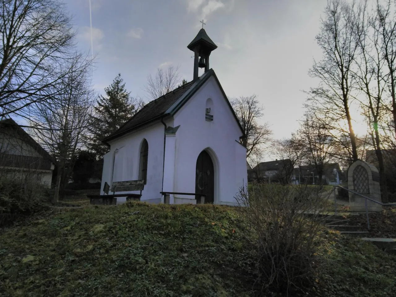 Photo showing: Die Kapelle wurde 1874 von Kriegsheimkehrern zum Dank dafür dass alle aus der Kirchengemeinde Sankt Erasmus nach Hause kamen erbaut.
