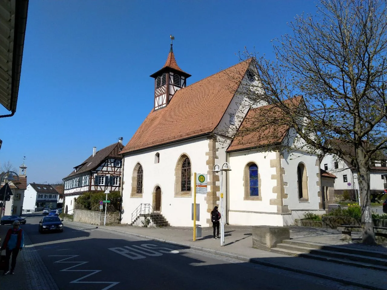 Photo showing: Im Kern spätmittelalterliche Kirche und spätbarockes Pfarrhaus bilden die historische Insel im ansonsten eher modernen Ortskern von Musberg