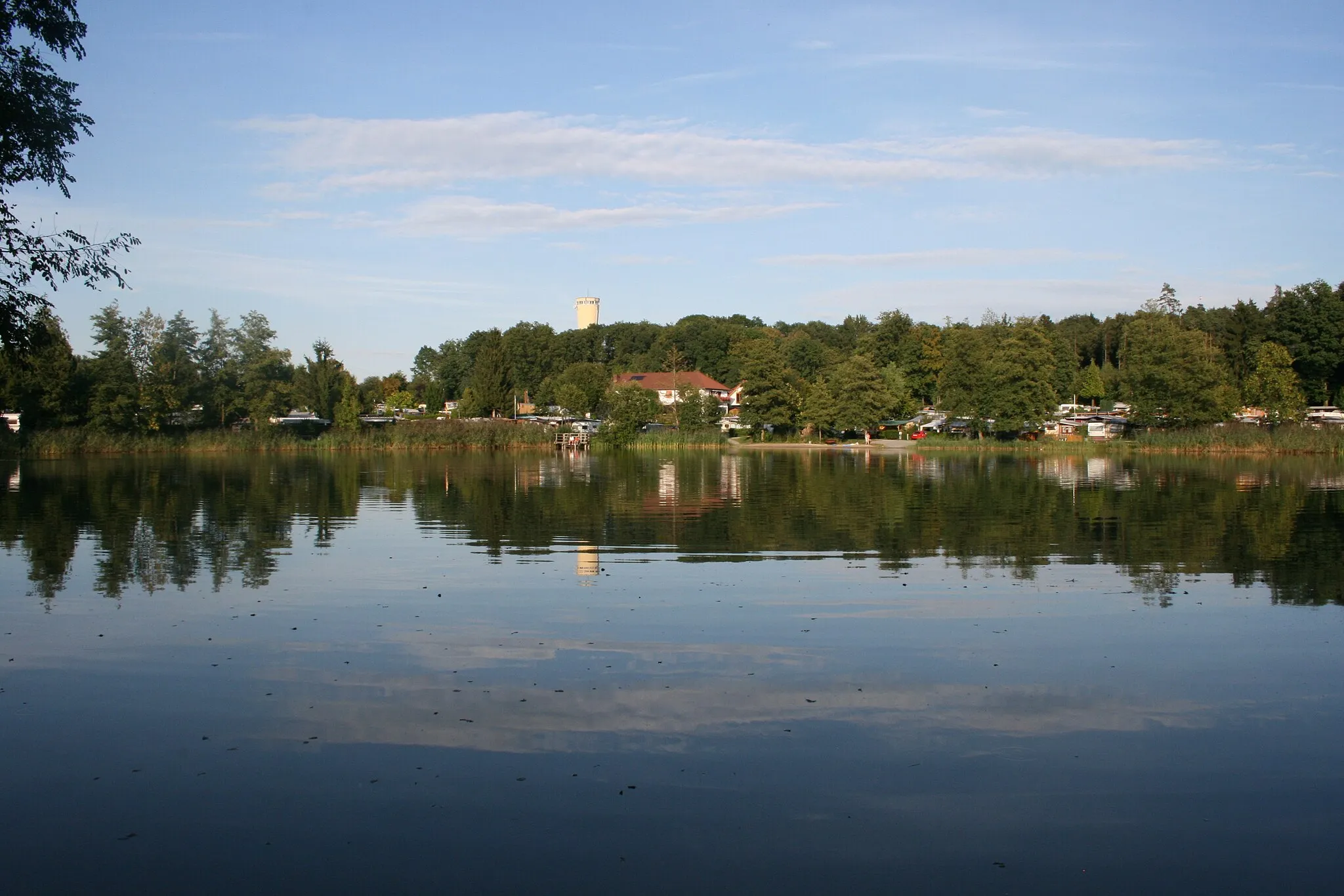 Photo showing: Der Buchhorner See in Pfedelbach-Buchhorn. Im Hintergrund der Wasserturm, das Buchhorner Wahrzeichen.