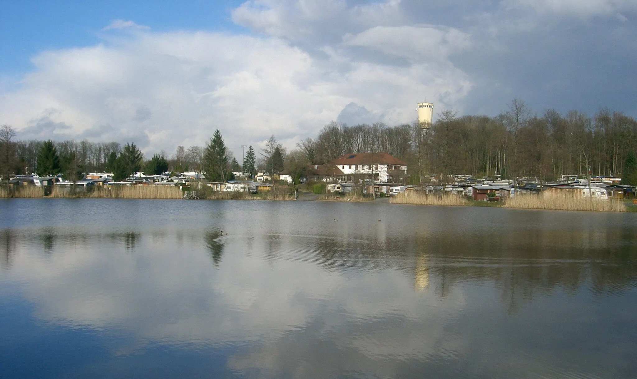 Photo showing: Der Buchhorner See in Pfedelbach. Im Hintergrund der Wasserturm