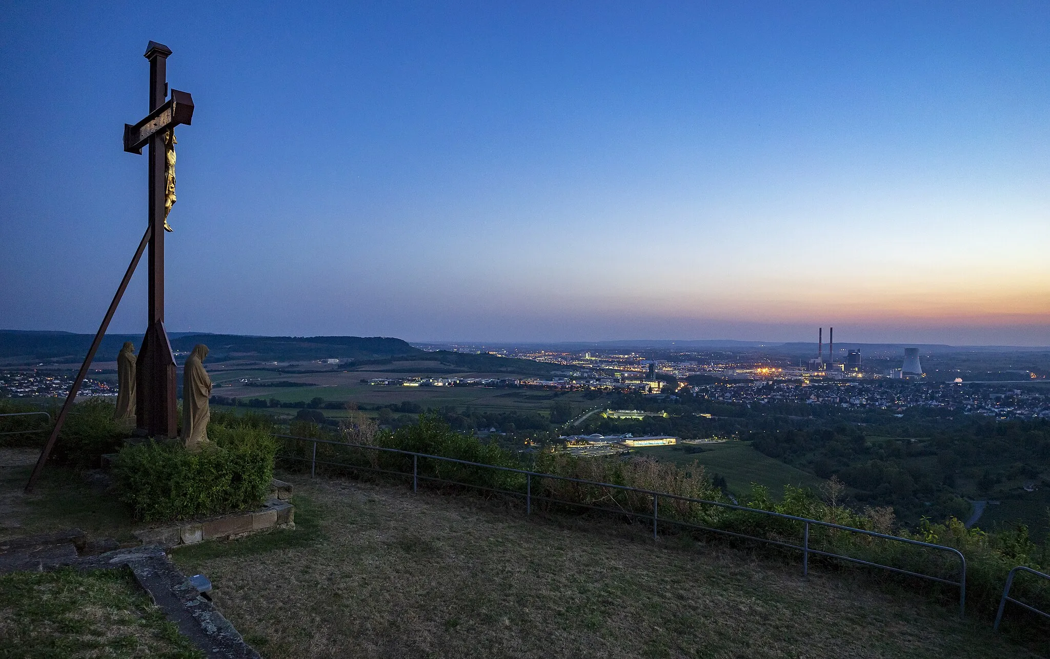 Photo showing: Neckarsulm: Blick vom Gipfel des Scheuerbergs auf das Gipfelkreuz und nach Süd-Südwesten auf Heilbronn und Teile von Neckarsulm. Rechts der Bildmitte das Kraftwerk Heilbronn.