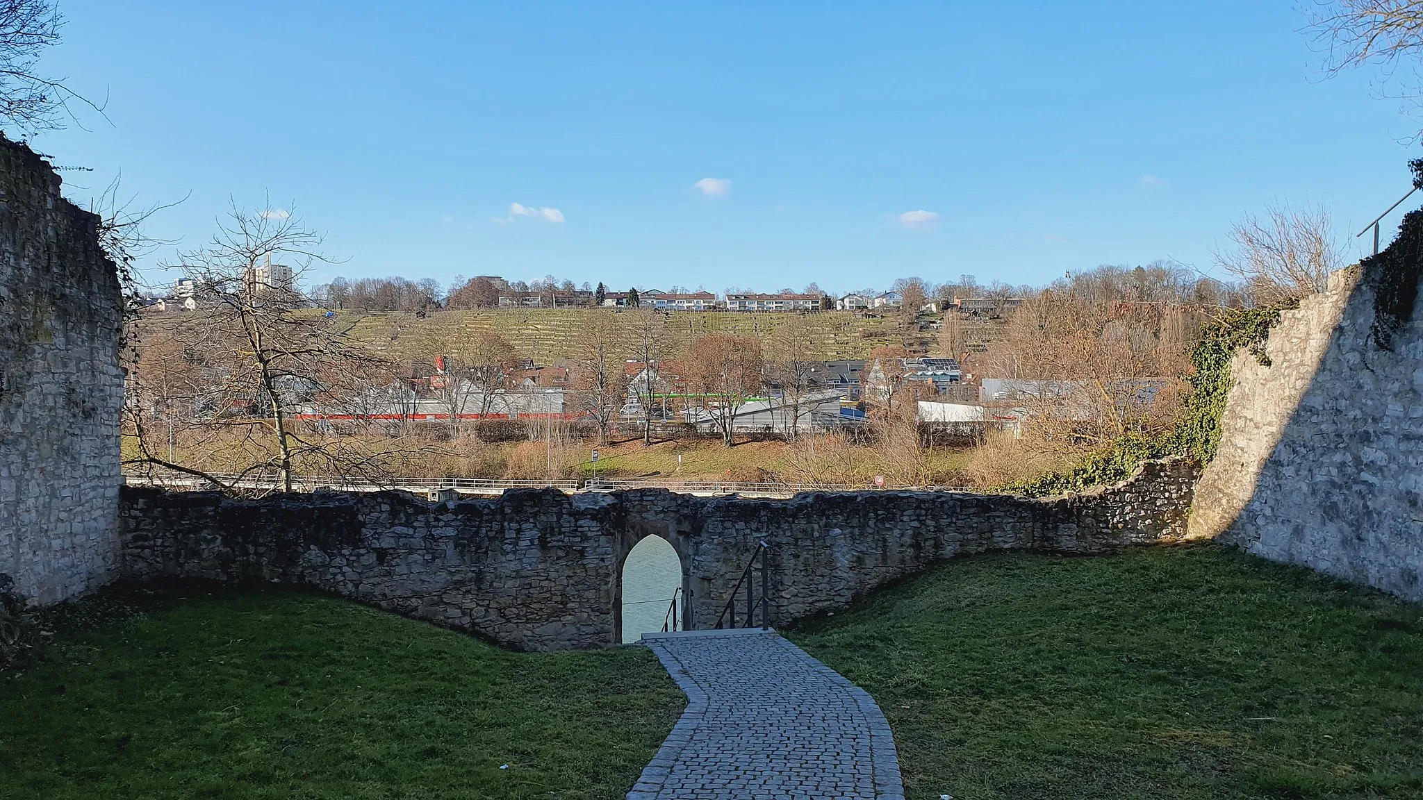 Photo showing: Burgruine am  Neckar im Stuttgarter Stadtteil Hofen. Blick vom Zwinger (die Burg liegt rechts im Bild) nach Norden zur Burgmauer mit Durchgang Richtung Neckar.
