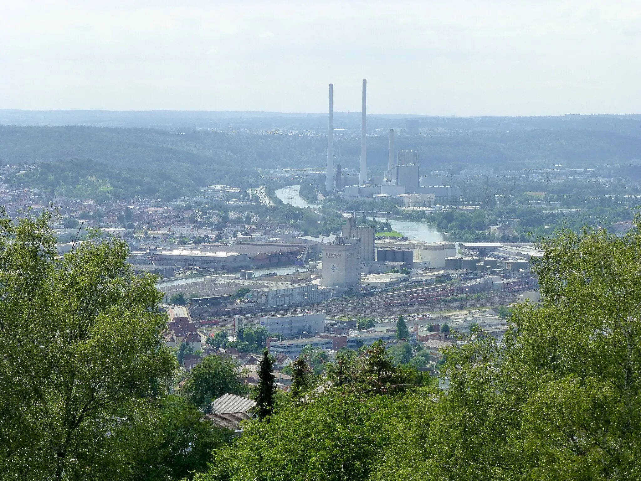 Photo showing: Blick vom Jubiläumsturm (Plochingen) nach Westen ins Neckartal zum Heizkraftwerk Altbach-Deizisau