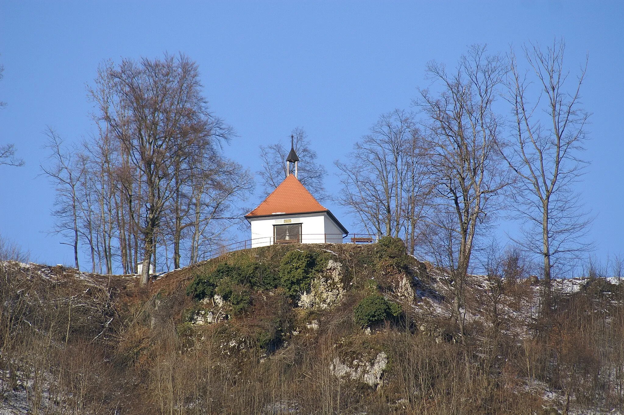 Photo showing: Die Kreuzkapelle steht nördlich von Wiesensteig auf der Albhochfläche