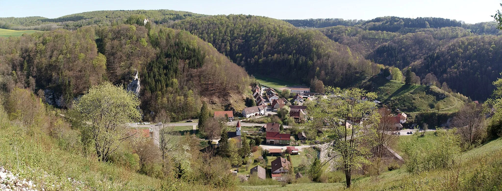 Photo showing: Blick von der Anhöhe Hartberg aus nach Seeburg (Bad Urach).
Panorama aus drei Fotos.
