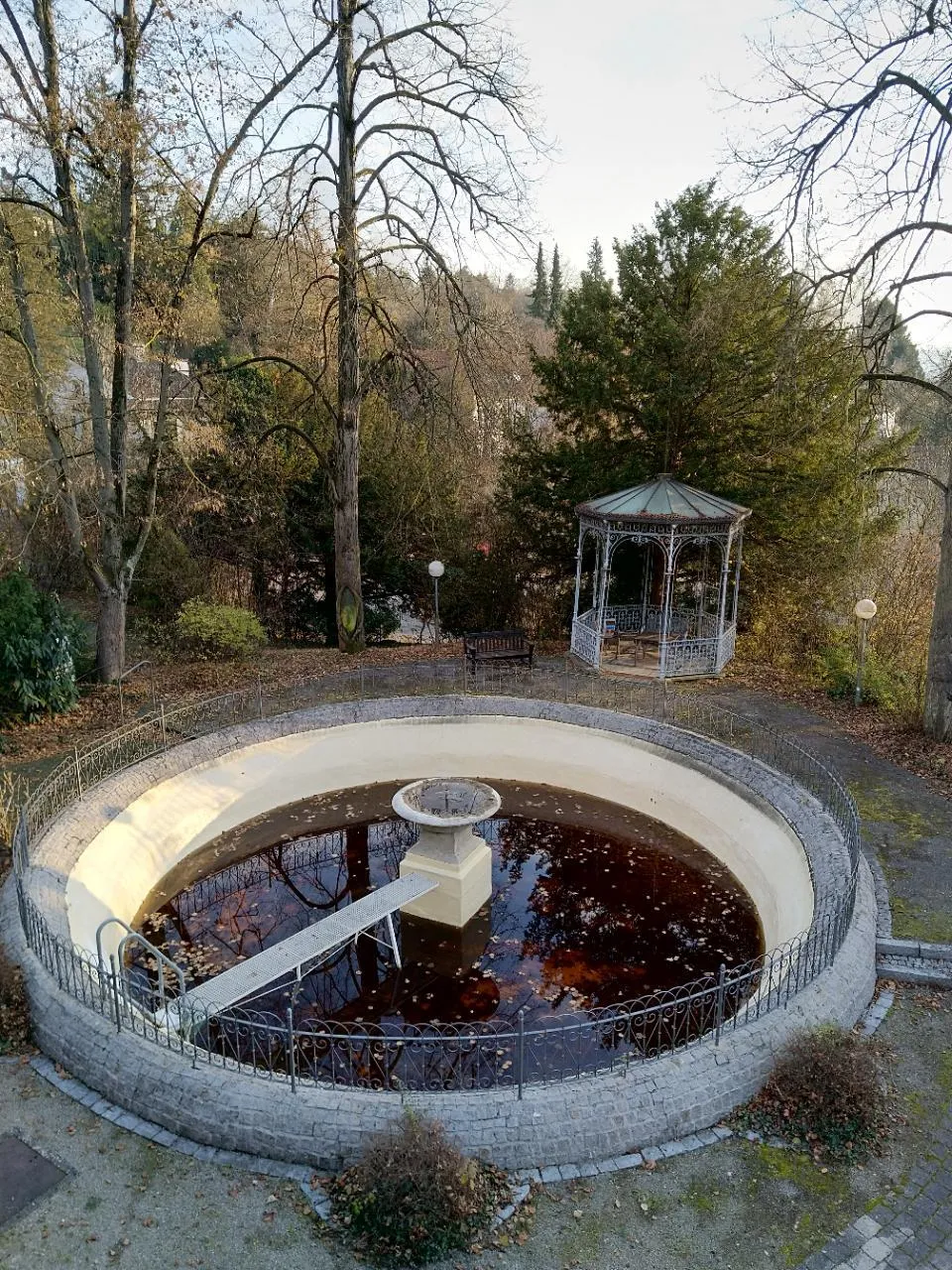 Photo showing: Wasserbassin und Gartenpavillon (um 1840), letzter baulicher Rest der einstigen Kaltwasserheilanstalt Kennenburg in Esslingen (1976 abgebrochen)