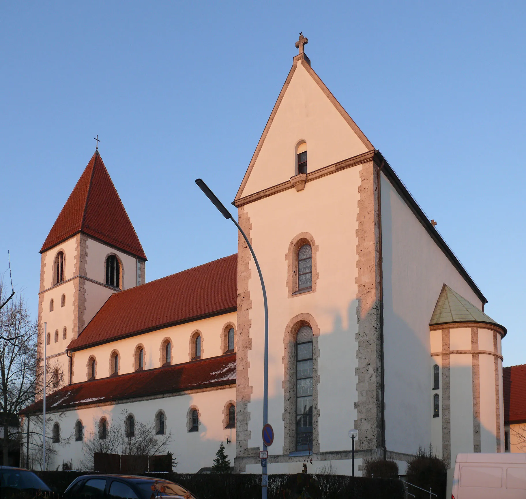Photo showing: View of the Saint Albertus Magnus church in Oberesslingen (a district of Esslingen am Neckar, Baden-Württemberg, Germany), seen from the south side in the the light of a winter evening.