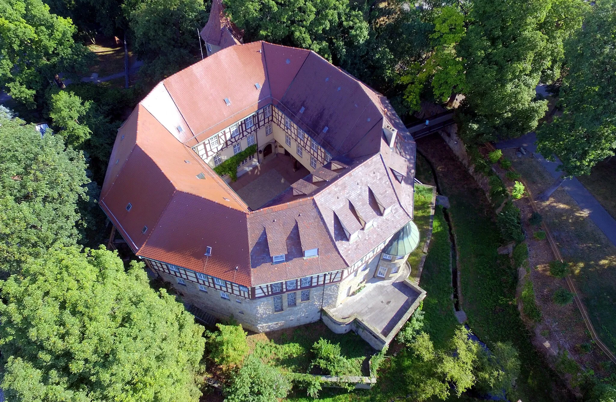 Photo showing: Luftaufnahme: Schloss Sachsenheim (heute Stadtverwaltung) aus Richtung Südwest