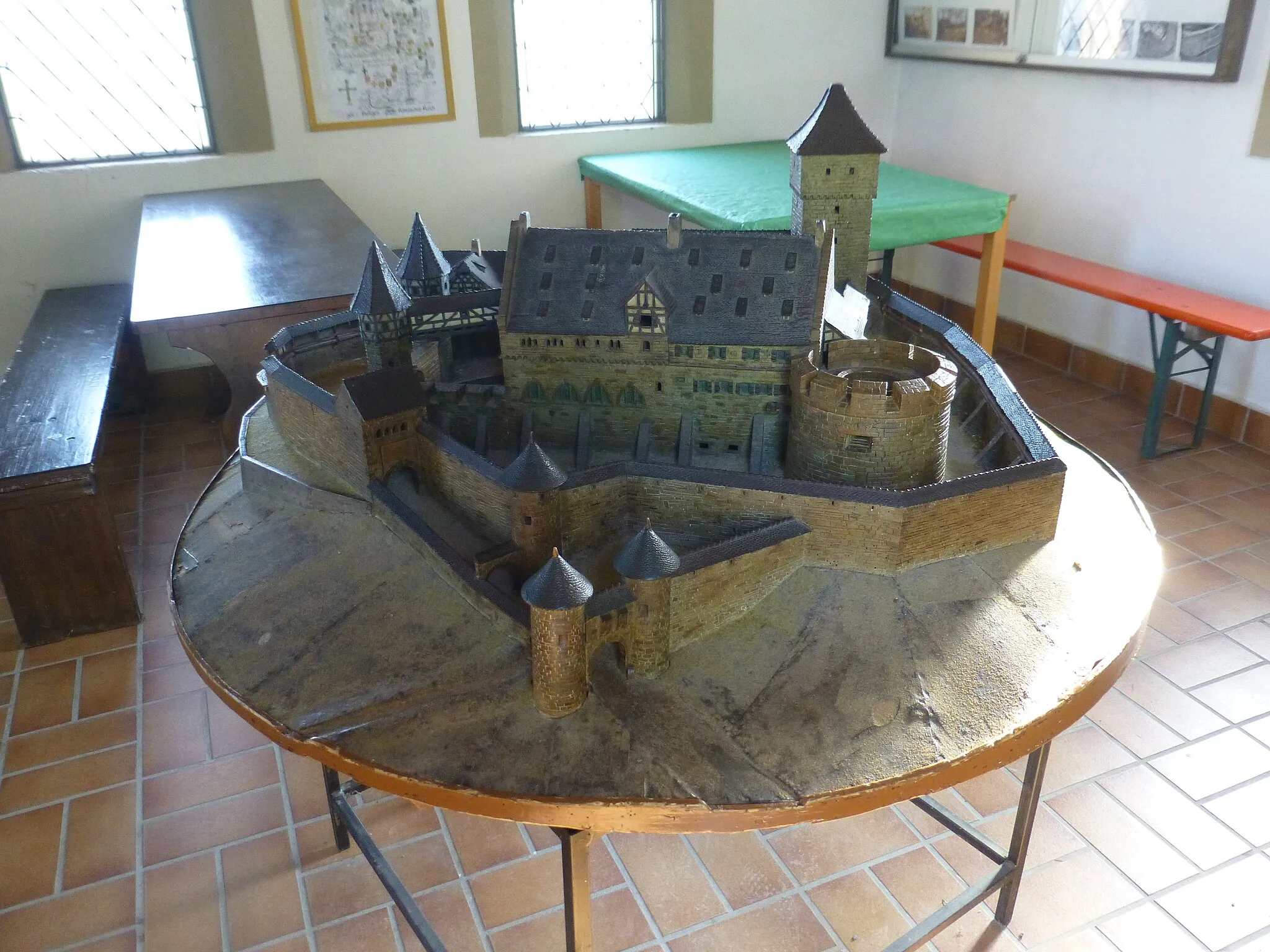 Photo showing: Burg Weibertreu; Modell der Burg im Ausstellungsraum der Kapelle