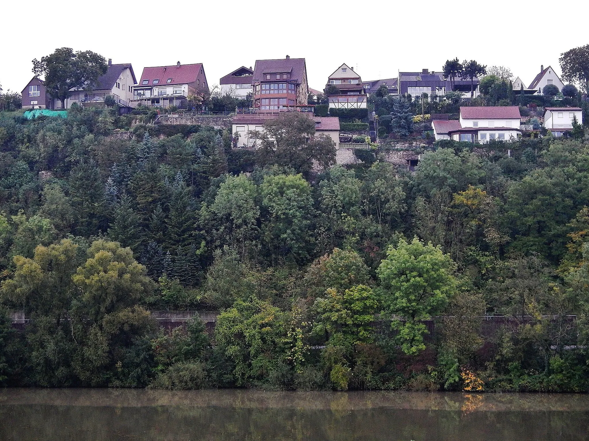 Photo showing: Beim 366 km langen Neckartalradweg: Gute Wohnlage mit Aussicht auf die Zugwiesen