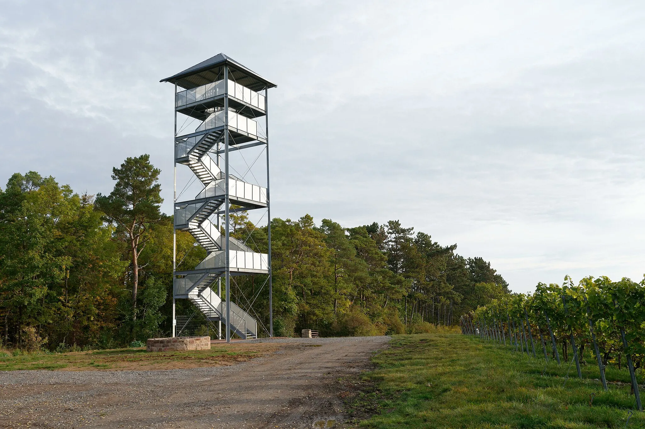 Photo showing: 23m hoher Aussichtsturm mit 104 Stufen in Stahlbauweise