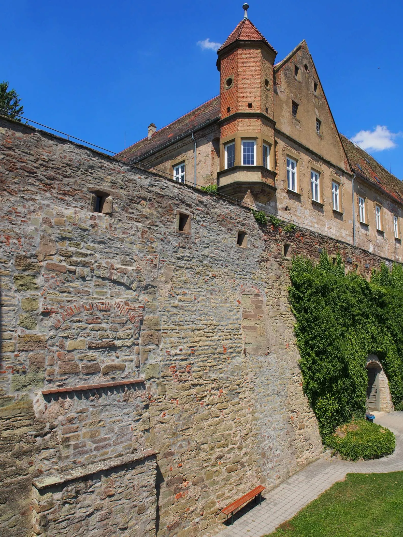 Photo showing: Burg Stettenfels, zugemauerte Maueröffnungen