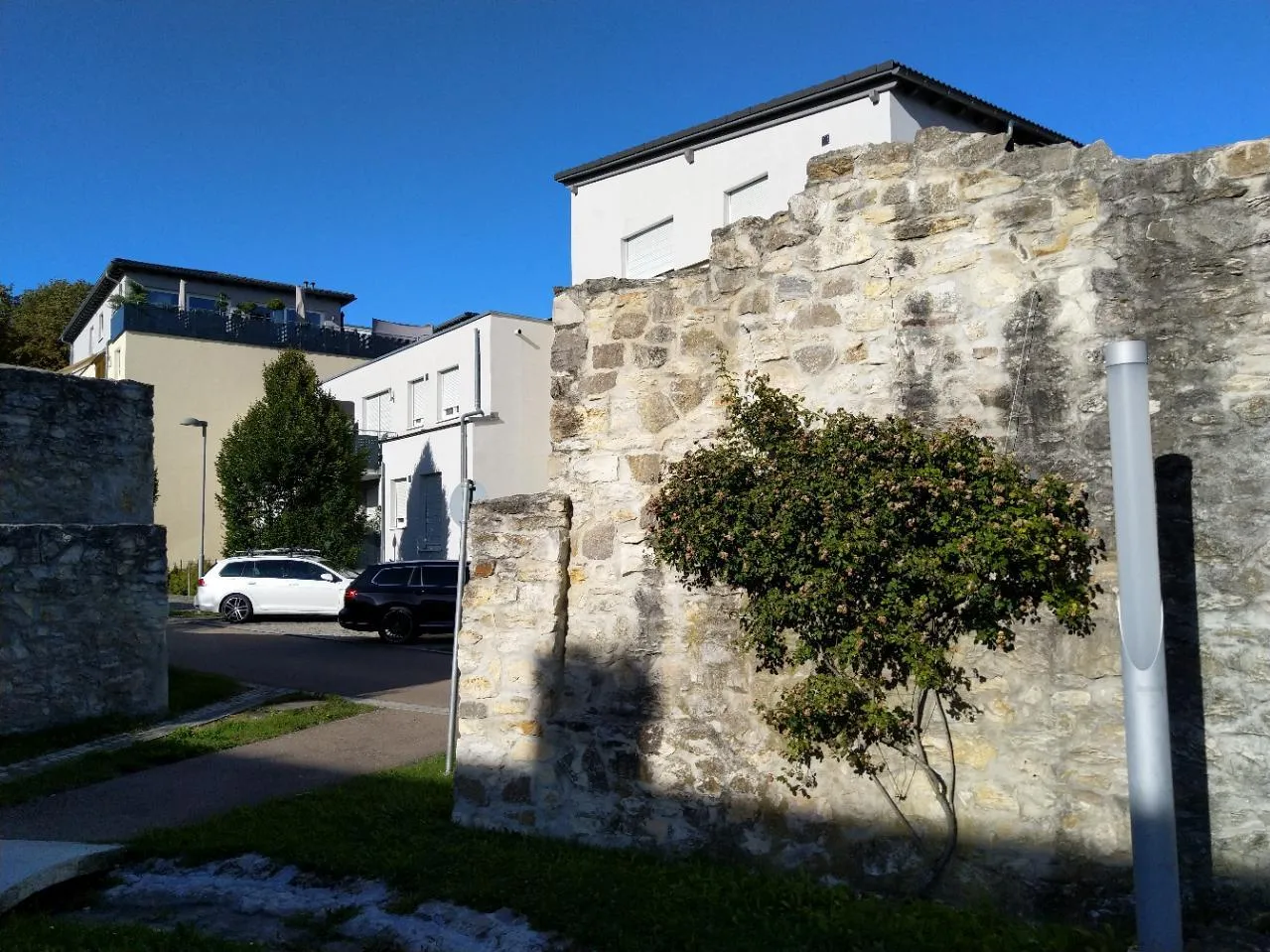 Photo showing: Die Stadtmauer kündet noch vom alten "Städte" Niederstotzingen, die Bebauung ist aber durchweg modern