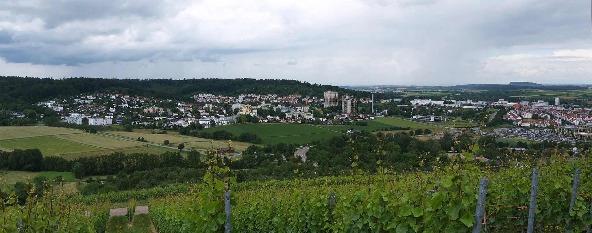Photo showing: Blick in westlicher Richtung auf Schelmenholz, Stadtteil von Winnenden, vom Kleinen Rossberg aus. In seiner Talmulde dazwischen fließt, von seiner Baumgalerie begleitet, von links nach rechts der Zipfelbach.