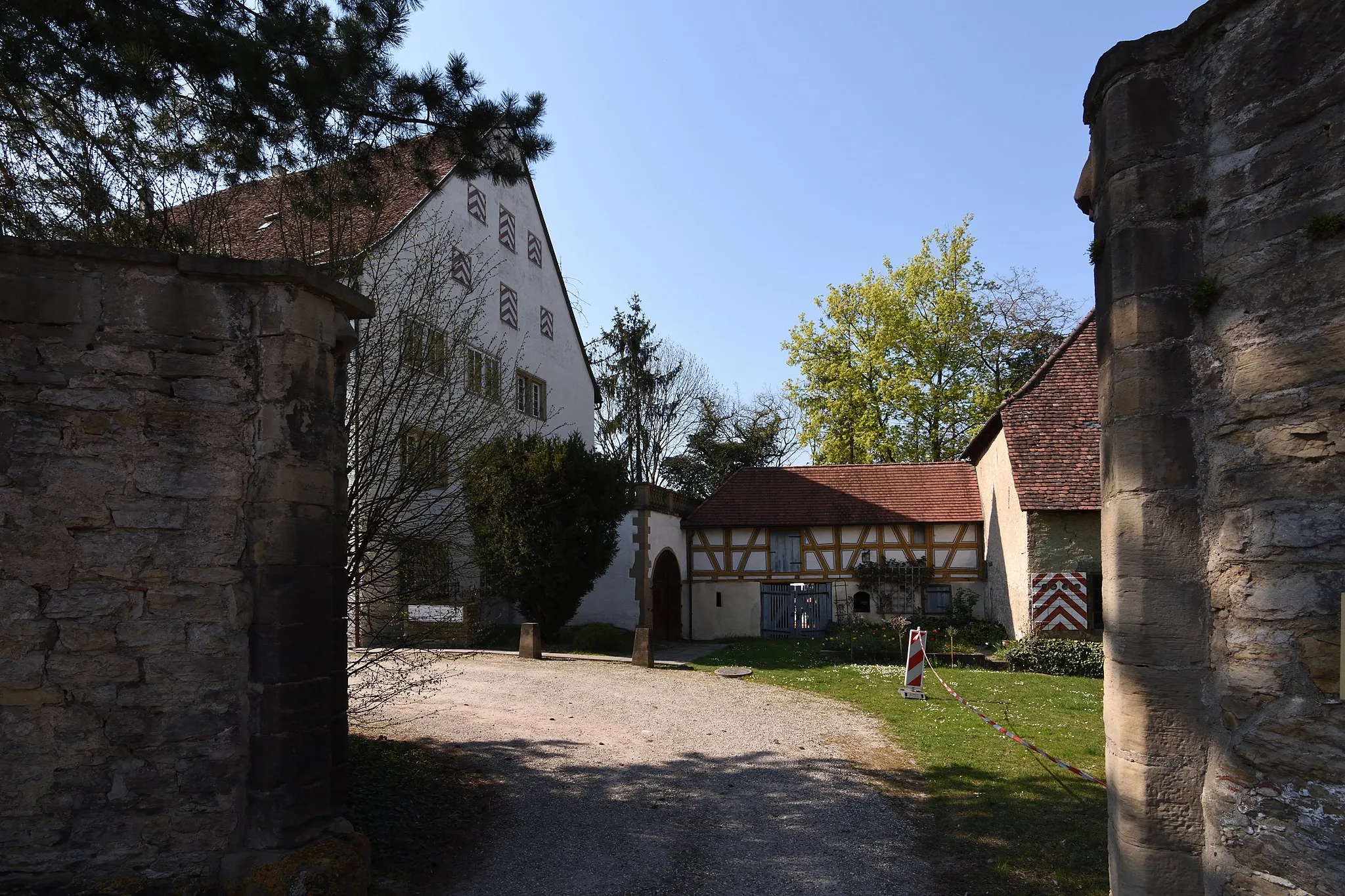 Photo showing: Freiberg am Neckar, neues Schloss Beihingen, Toreinfahrt
