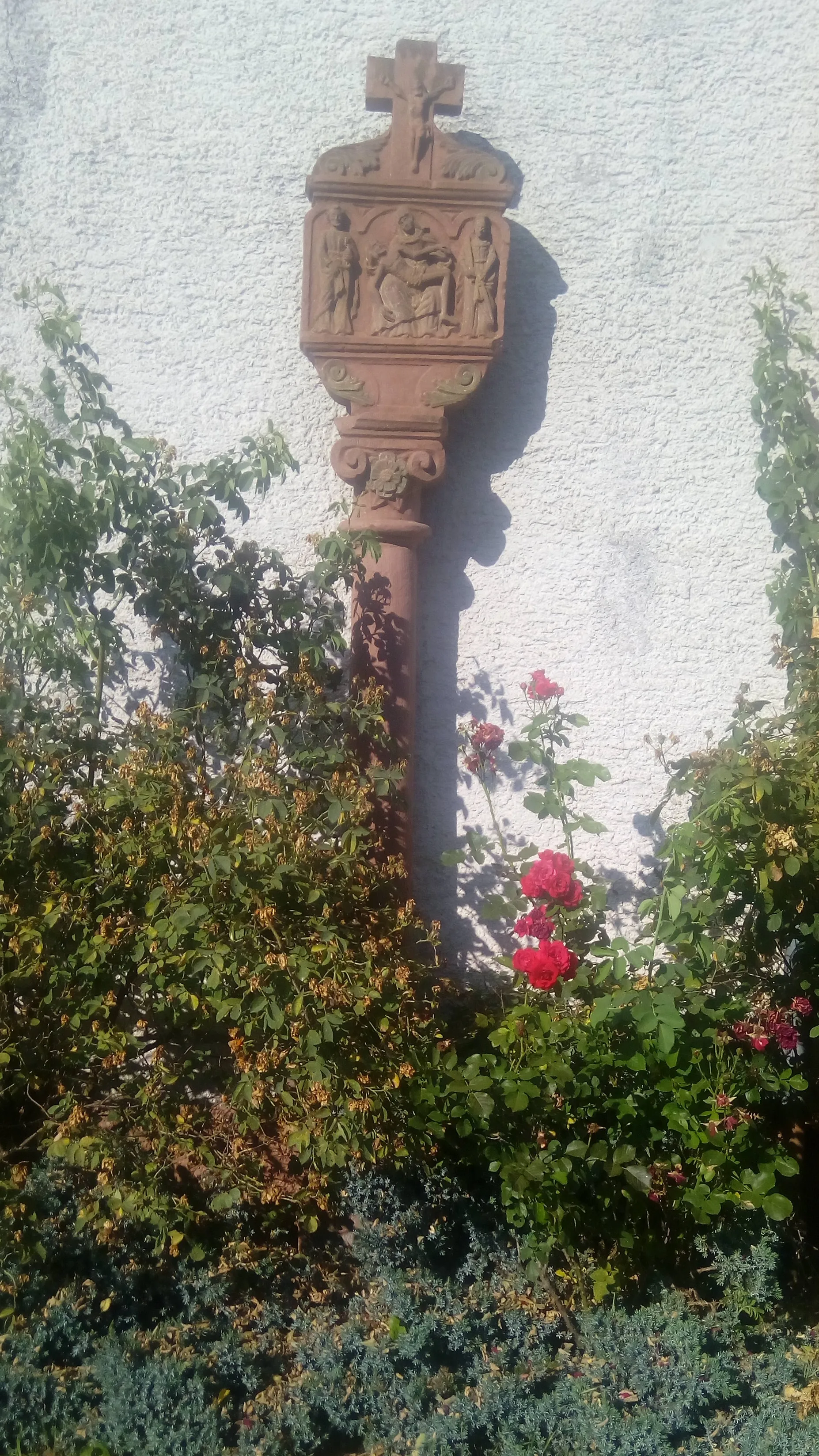 Photo showing: Kleindenkmal Nr. 02 (Steinfurt): An der Rüdentaler Straße an einem Haus steht dieses Vesperbild. Auf dem Schoße Marias liegt der Leichnam Jesus. Bei den Gestalten rechts und links auf dem Bild dürfte es sich um das Stifterehepaar handeln. Inschrift: GOTT UND MARIA ZU LOB UND EHREN HAT DIESEN BILDSTOCK AUFRICHTEN LASSEN PETER BISCHOF UND ANNA MARIA SEIN HAUSFRAU. 1736.