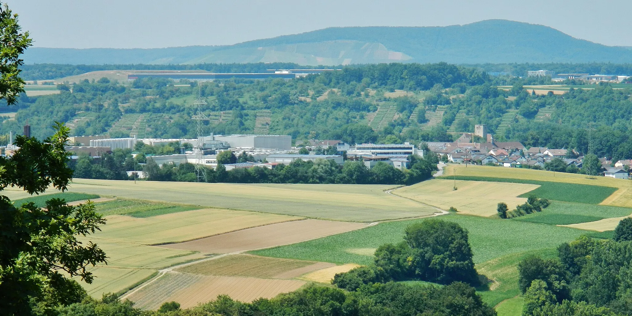 Photo showing: Ausblick Richtung Enz auf Unterriexingen, im Hintergrund das Gewerbegebiet Eichwald und der Baiselsberg als höchste Erhebung des Strombergs.