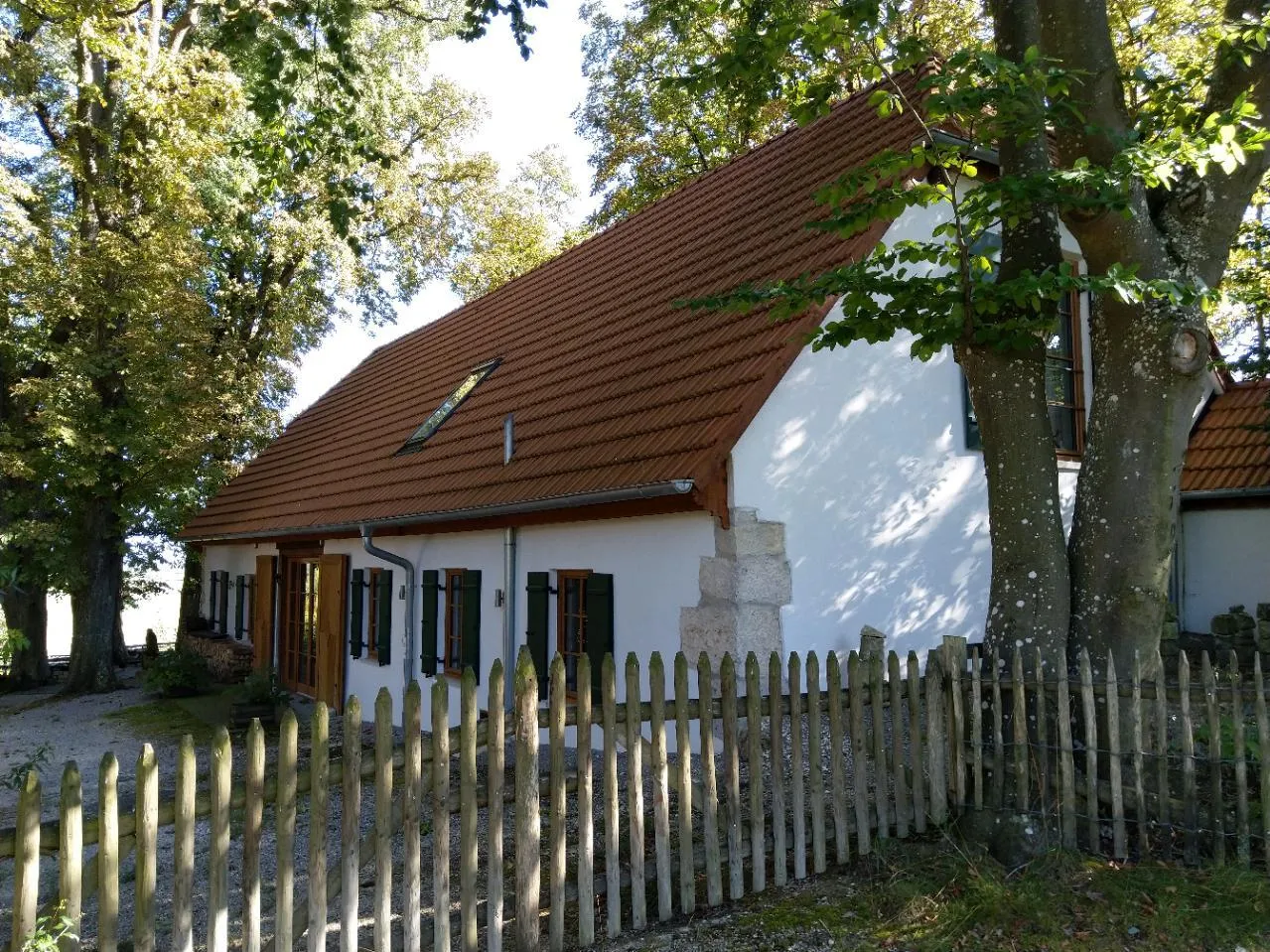 Photo showing: Der außerhalb des Ortes in typischer Hang- und Solitärlage befindliche Sommerkeller aus der Mitte des 19. Jahrhunderts gehörte zum alten Sontheimer Gasthaus Roter Ochsen, heute ist er ein Ferienhaus