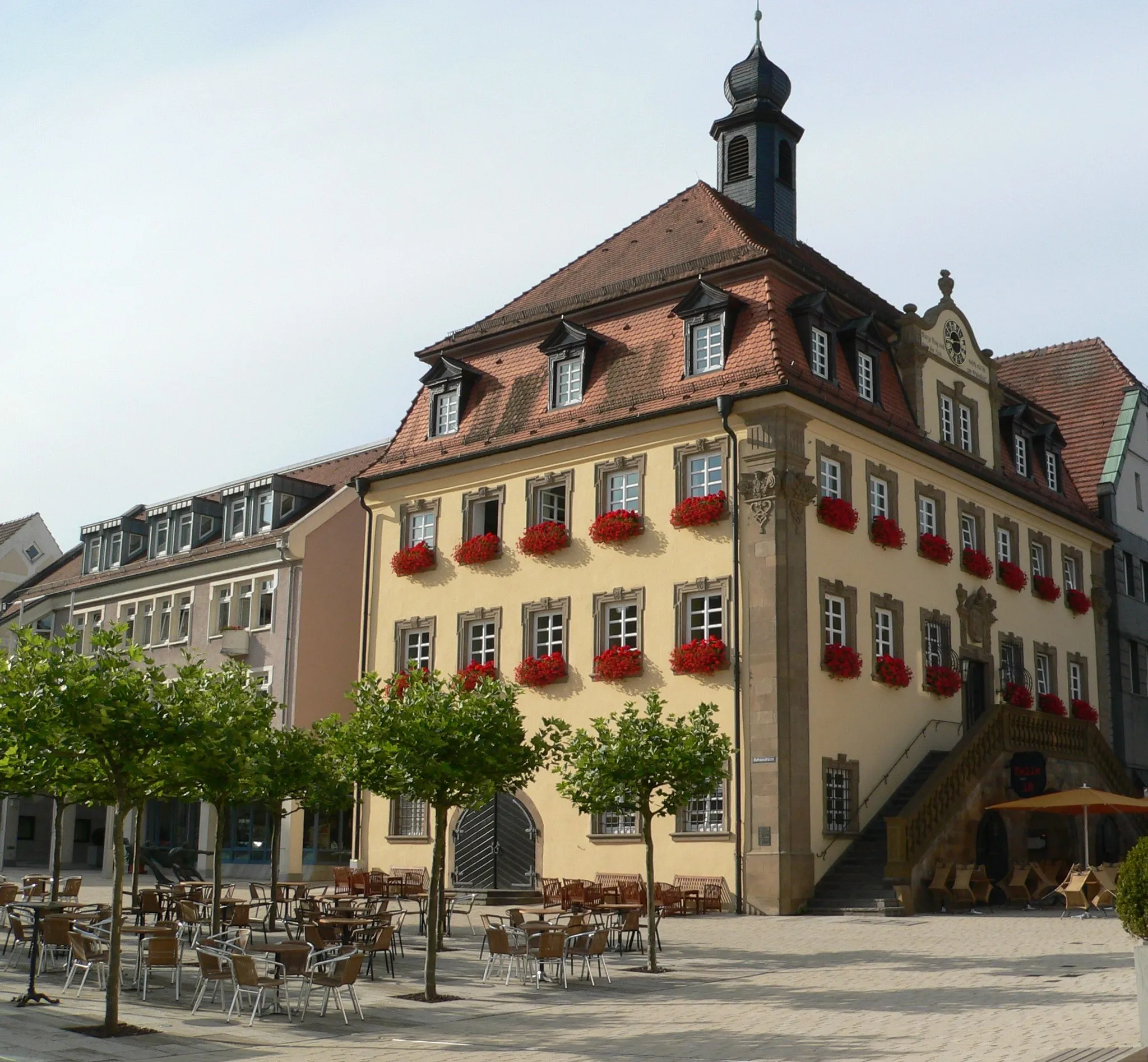 Photo showing: Neckarsulmer Rathaus: Vorn der alte Teil (1782), links die Erweiterung (1985)
