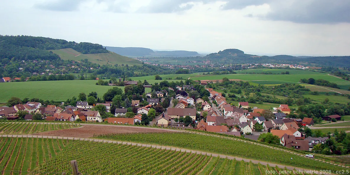 Photo showing: Blick von der Burgruine Helfenberg bei Ilsfeld über den zum Ilsfelder Ortsteil Auenstein zählenden Ort Helfenberg