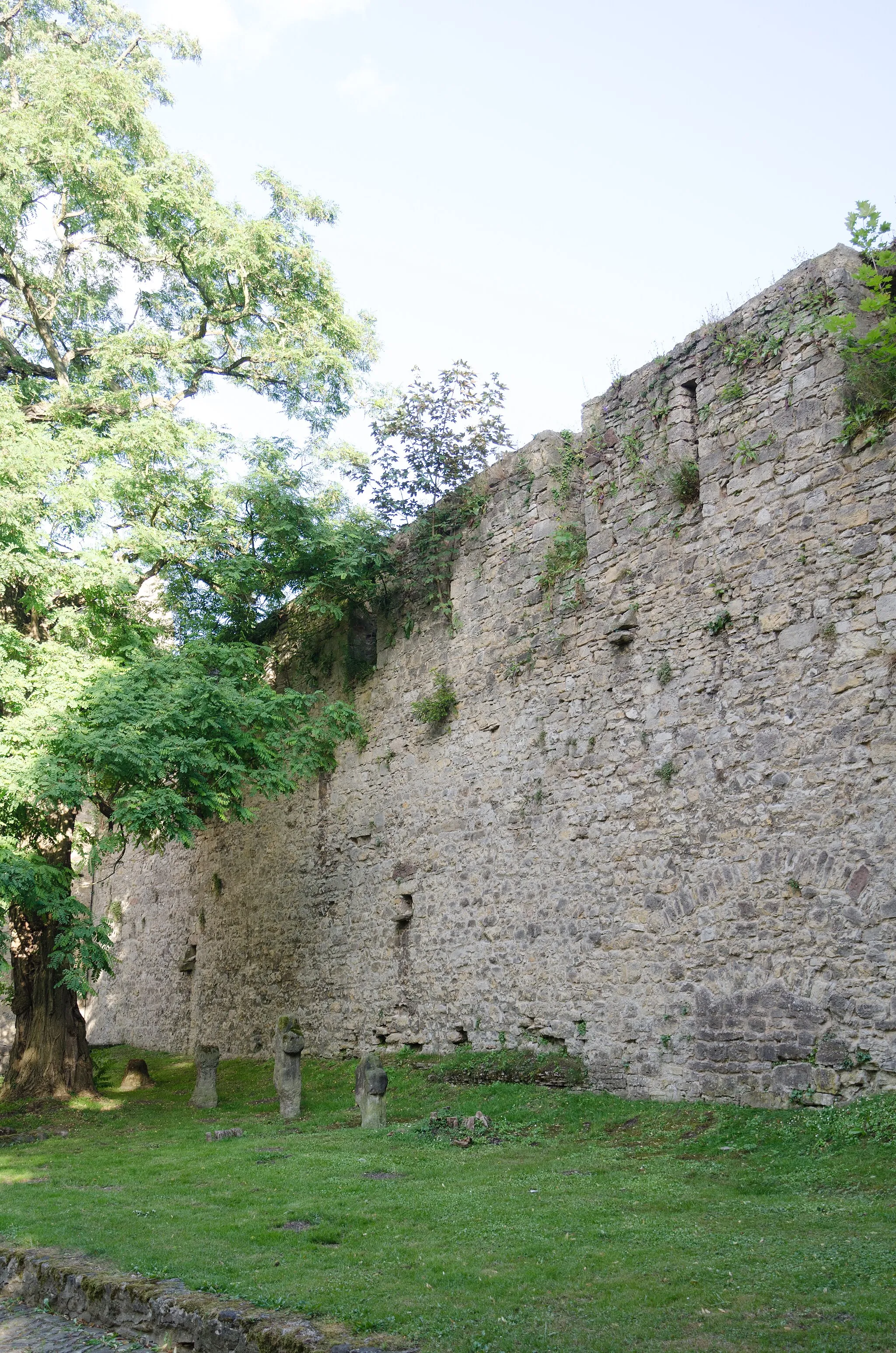 Photo showing: Querfurt, Burg, Steinkreuze an der Nordmauer