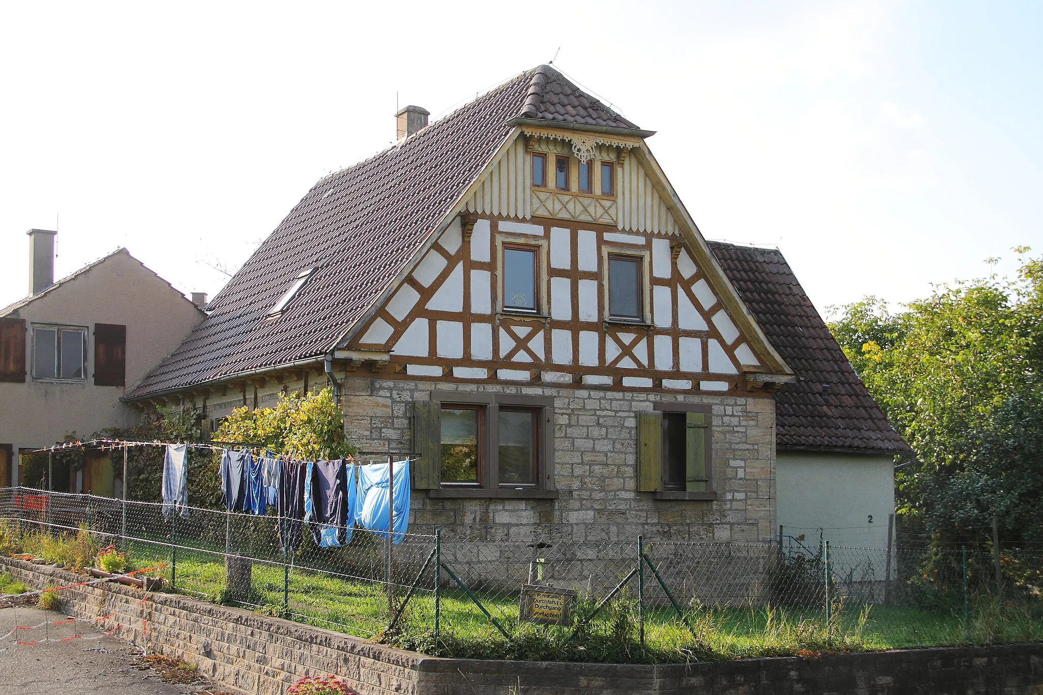 Photo showing: Das denkmalgeschützte Haus mit der Anschrift Rinderfeld 2 im Niederstettener Ortsteil Rinderfeld.