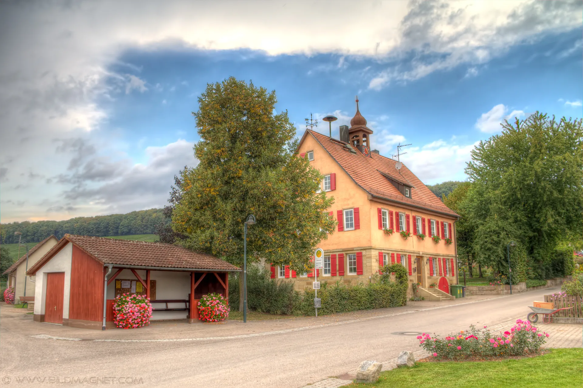 Photo showing: Former town hall of Siebeneich. A freehand HDR with 3 exposures (-2, 0, +2 EV)
processing in Photomatix and PS. The darkness in the upper left corner was a thunderstorm coming.

The small village "Siebeneich" in south-west germany is a very lovely place. It is famous for producing fine wine.