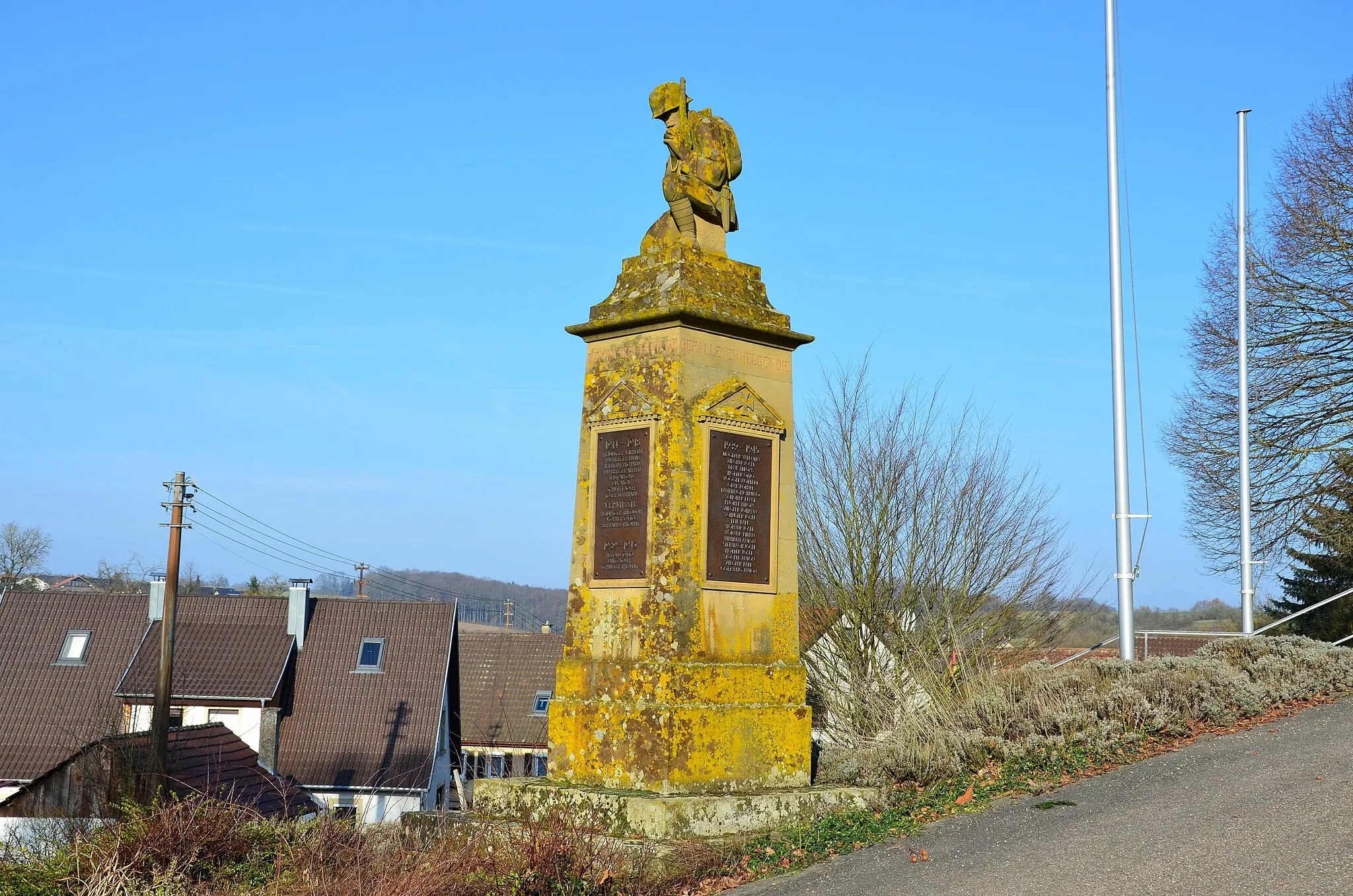 Photo showing: Kriegerdenkmal vor der Kirche